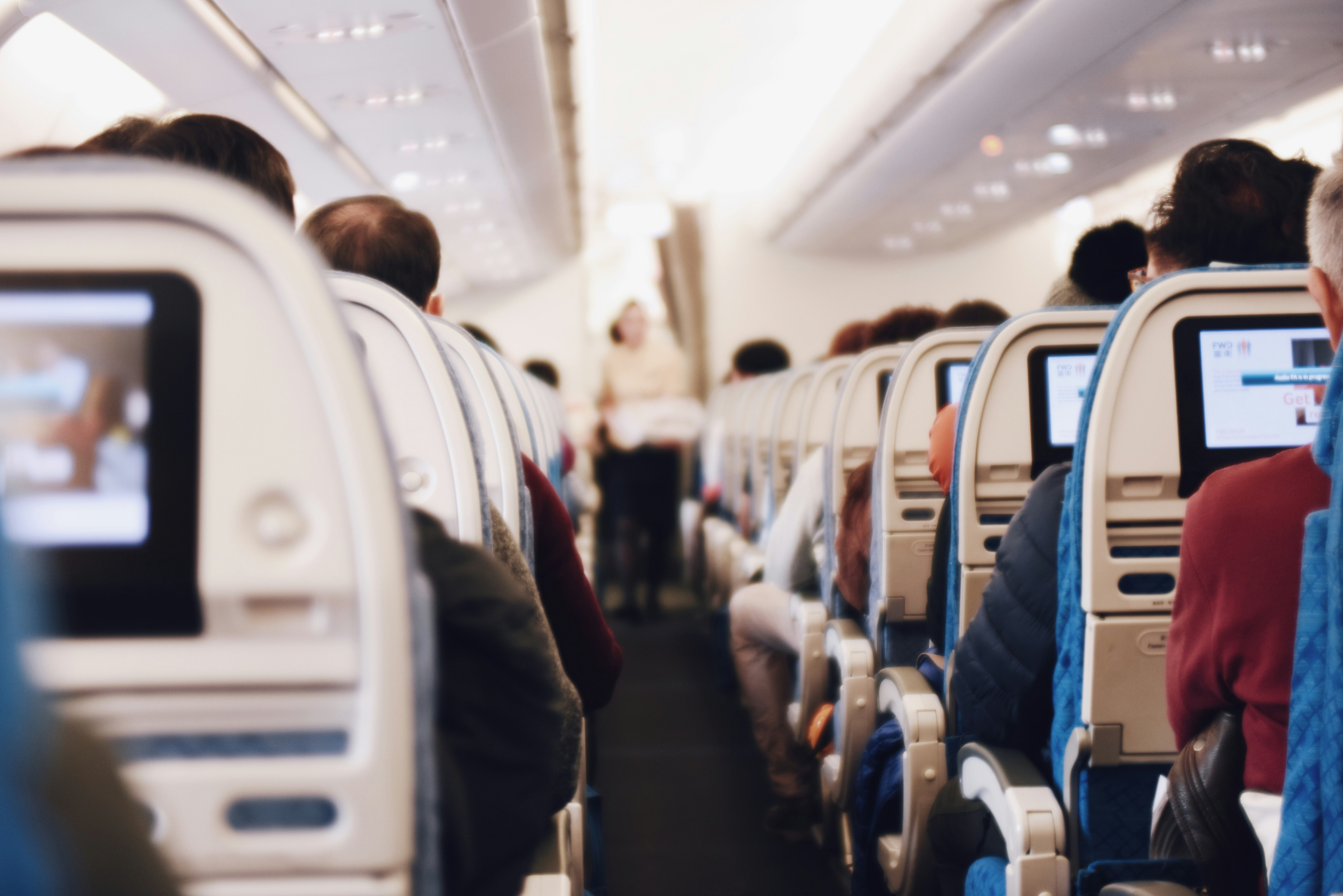Idoso é colocado para fora de avião por não conseguir andar até o banheiro
