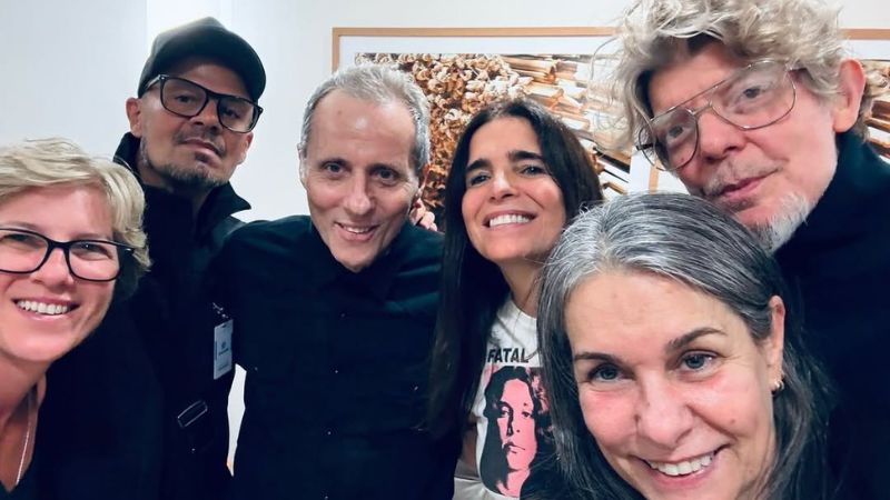 Tony Bellotto recebe visita de Branco Mello e Sérgio Britto durante recuperação