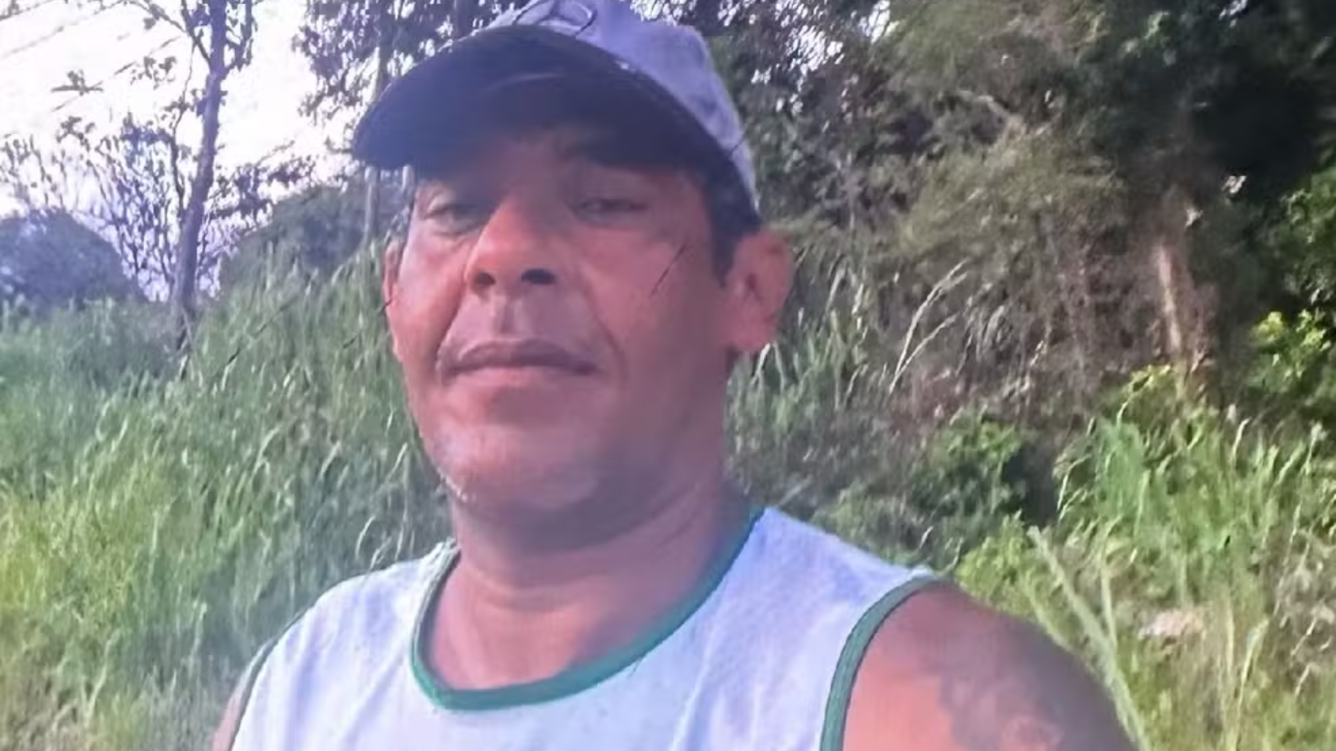 Tragédia familiar! Homem mata irmão gêmeo a facadas na frente do pai