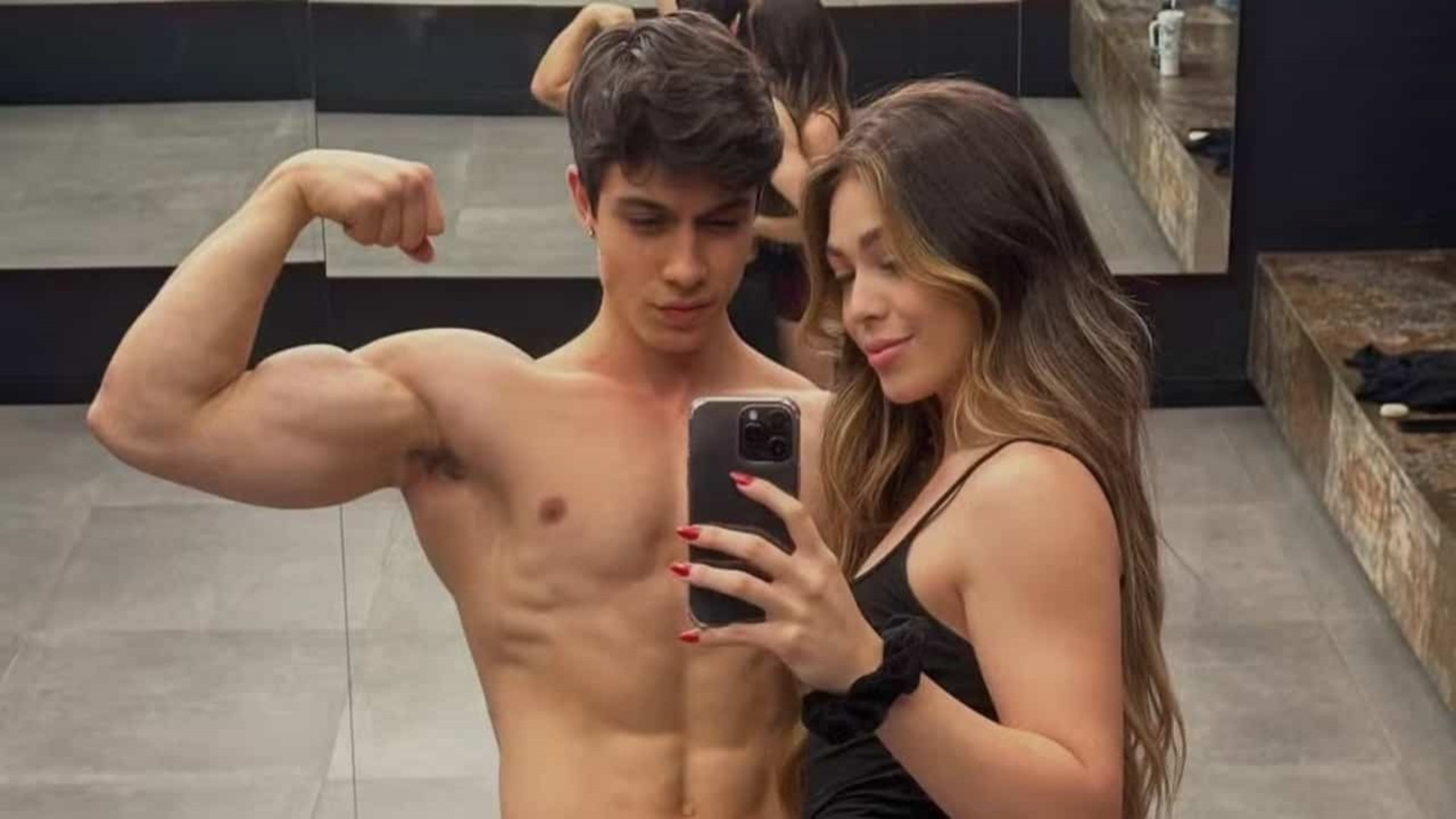 Um mês após assumir namoro com fisiculturista, Melody revela que está solteira