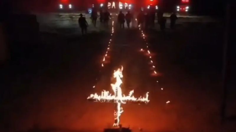 Vídeo mostra PMs queimando cruzes e fazendo saudação que remete ao nazismo
