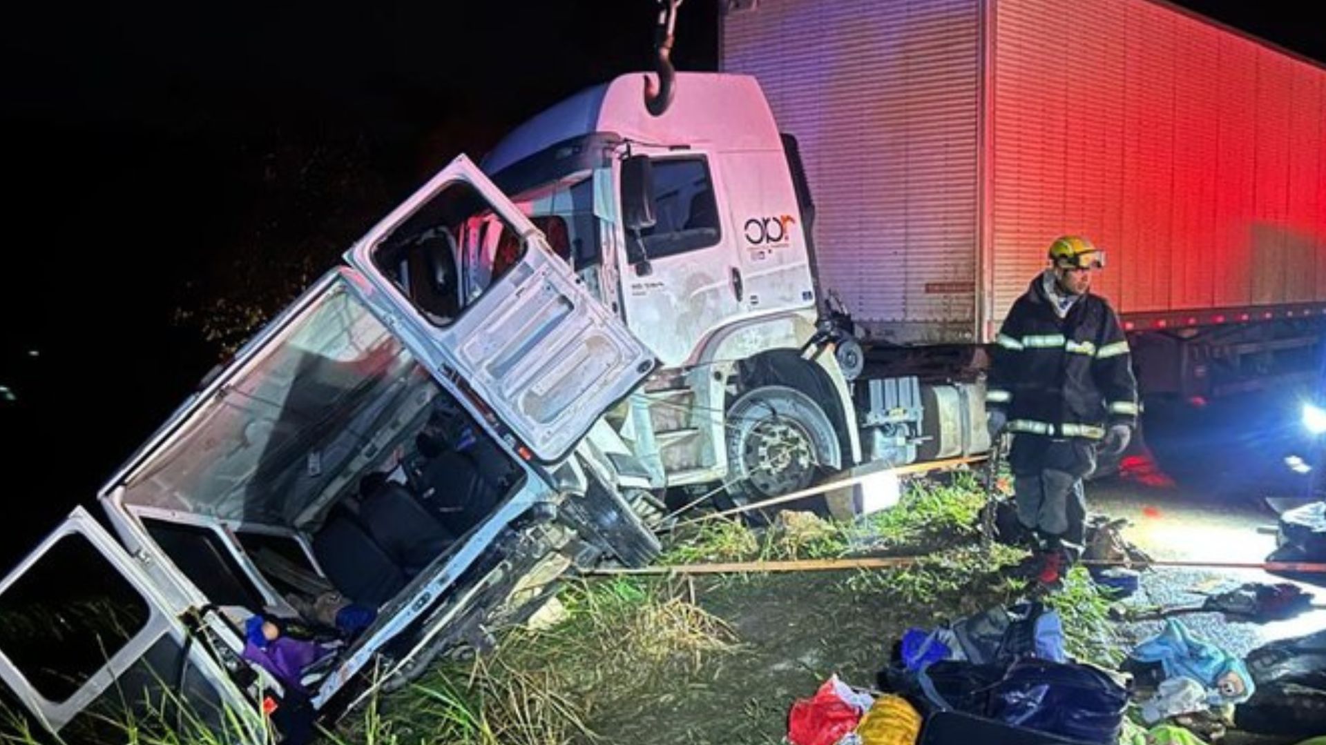 Tragédia! Nove pessoas morrem em grave acidente entre carreta e micro-ônibus