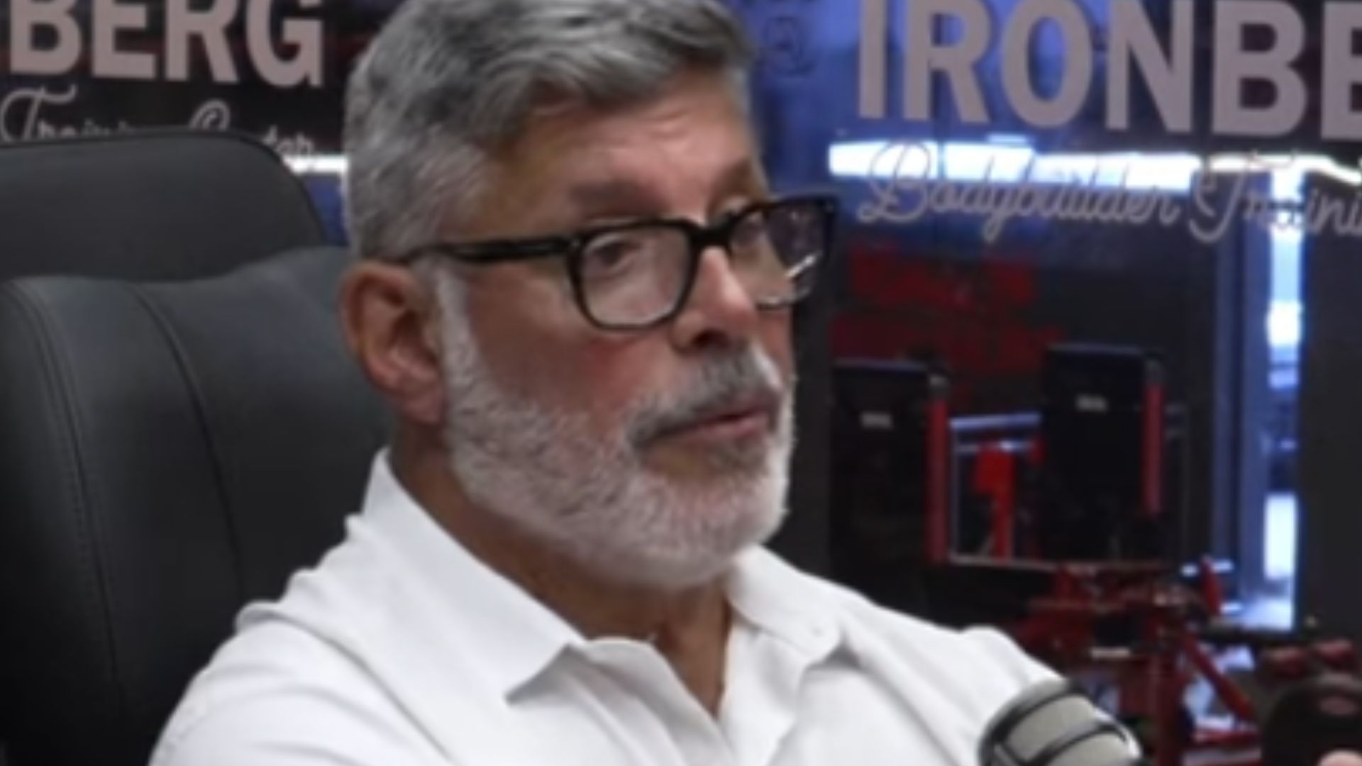 Ao lado da esposa, Alexandre Frota expõe motivo de briga com famoso: ‘Puto’