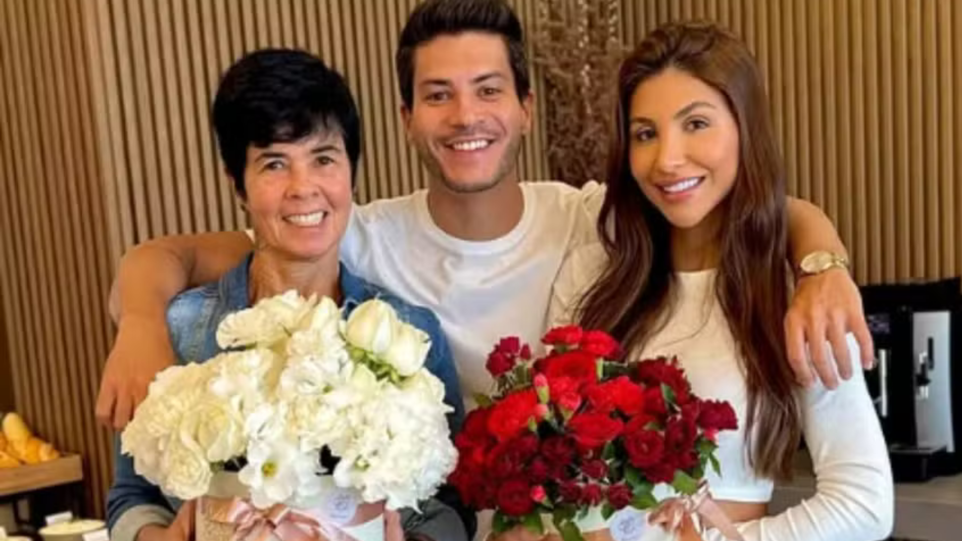Eita! Arthur Aguiar homenageia mães no Dia das Mães e deixa Maira Cardi de fora