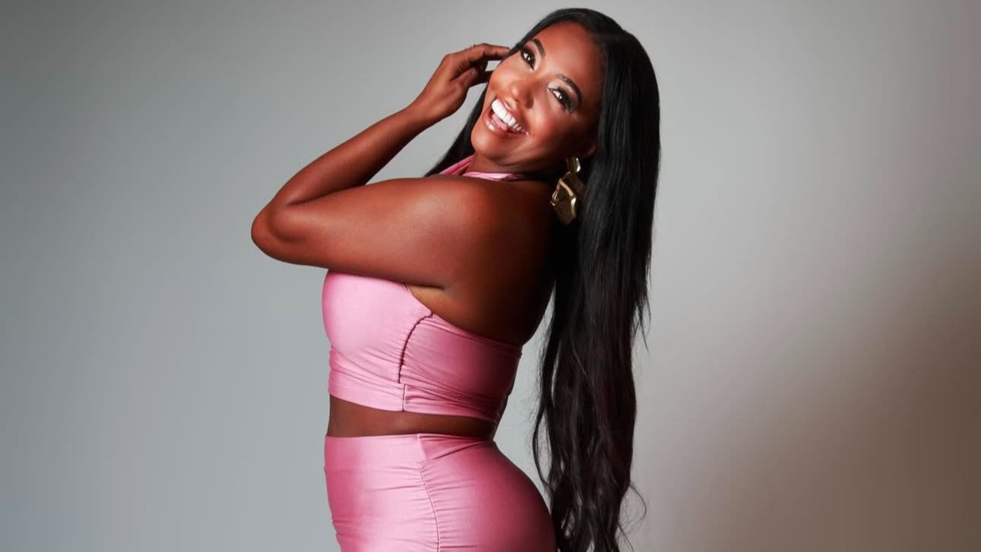 Dona do hit Deixa Baixo, Vanessa Panisset relembra preconceitos no funk: ‘Humilhadas’