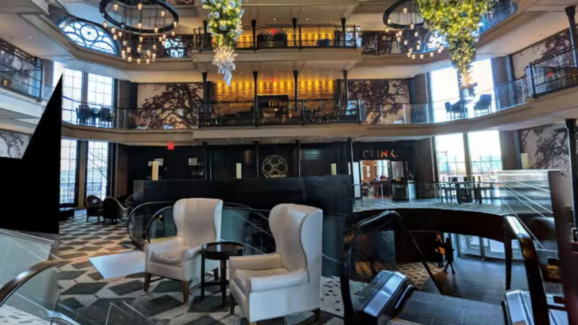 Casal é colocado para fora de hotel após ter sexo biológico colocado em dúvida