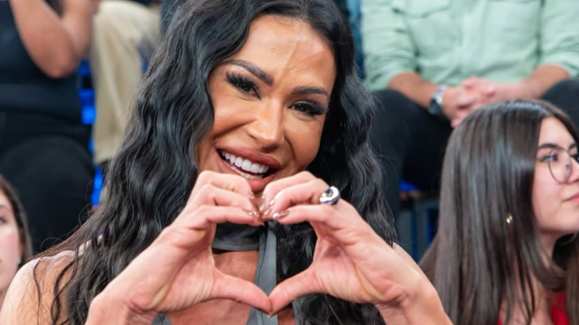 Gracyanne Barbosa se emociona nos ensaios da União da Ilha