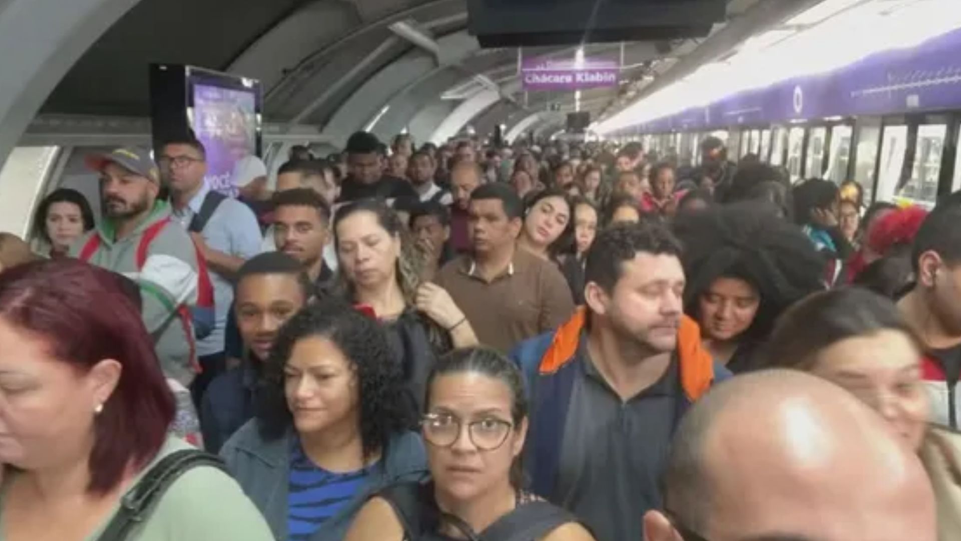 ‘Todo mundo ficou desesperado’, diz passageiro que viu homem morrer no metrô