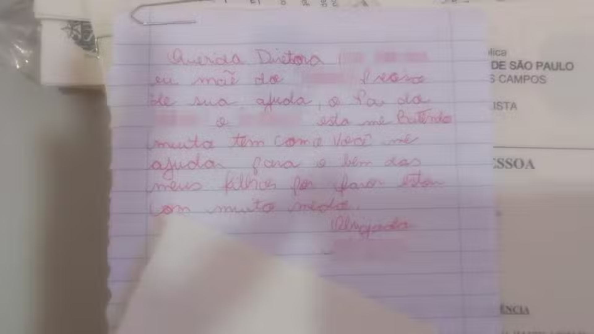 Desesperada, mãe manda bilhete com pedido de ajuda para escola do filho: ‘Pai dele está me batendo’