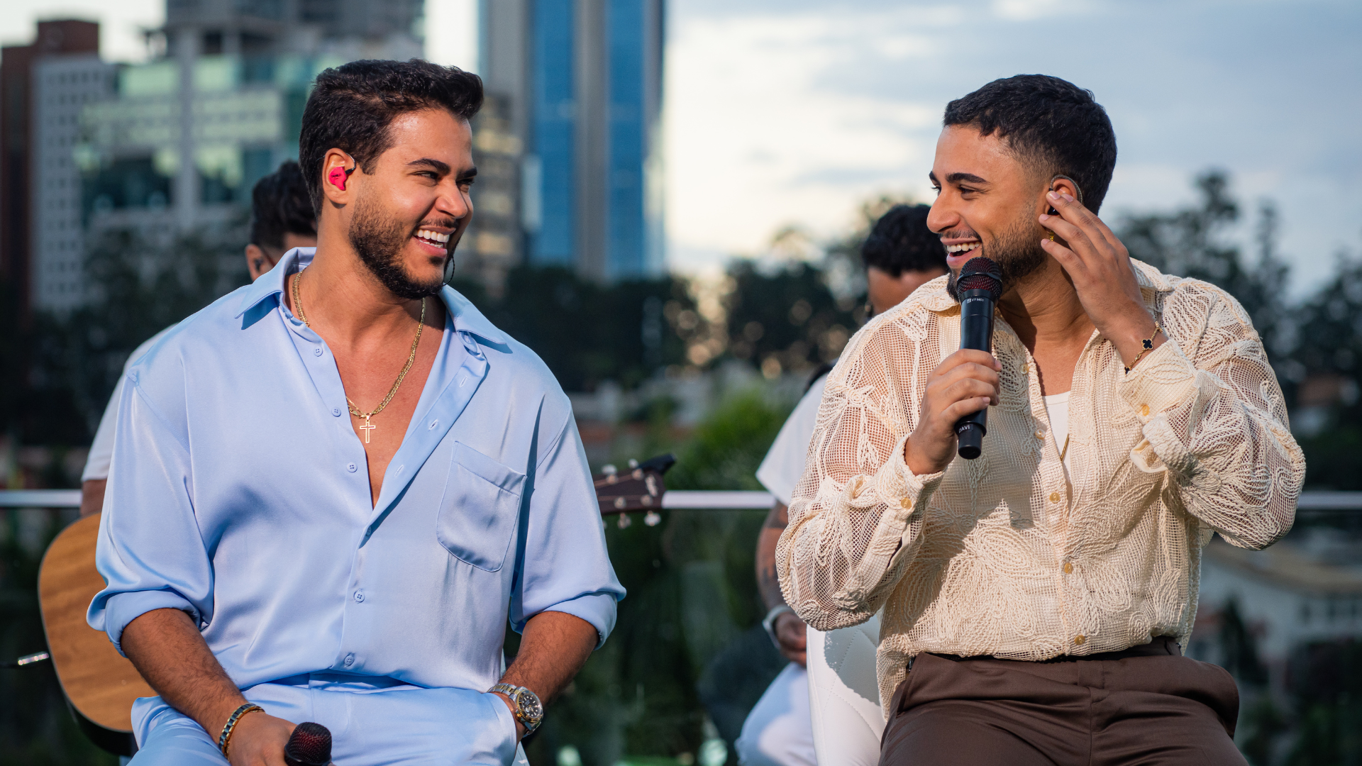 Dupla sertaneja Danilo e Davi celebra TOP 1 com gravação de novo projeto intimista