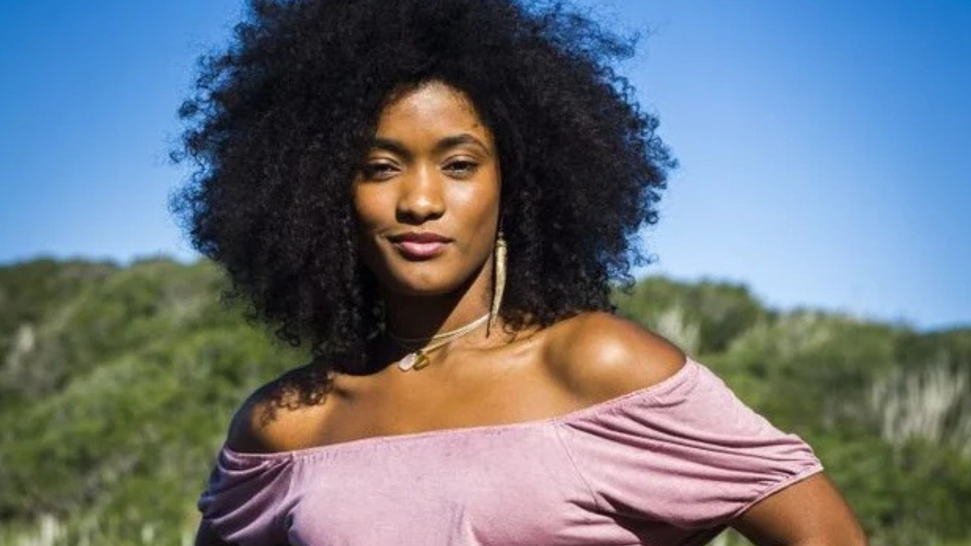 Atriz Erika Januza relembra início da carreira e desabafa: ‘Não tinha dinheiro’