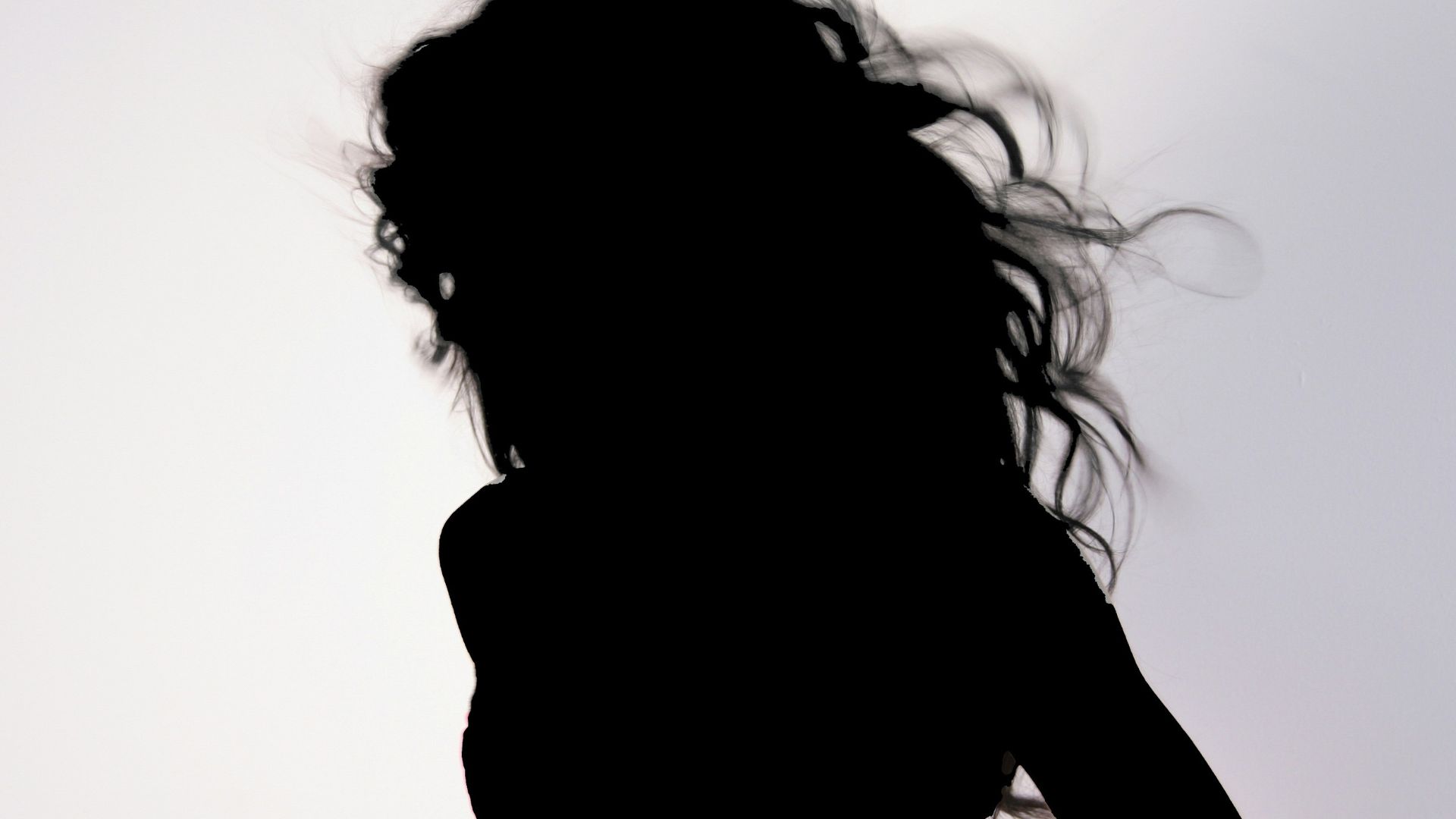 Exposta, famosa confessa ter se envolvido com homem casado: ‘Minha b* é quente’