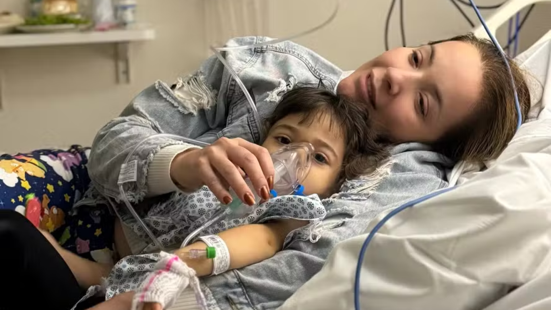 Filha da atriz Renata Domínguez deixa a UTI do hospital: ‘Muito corajosa’