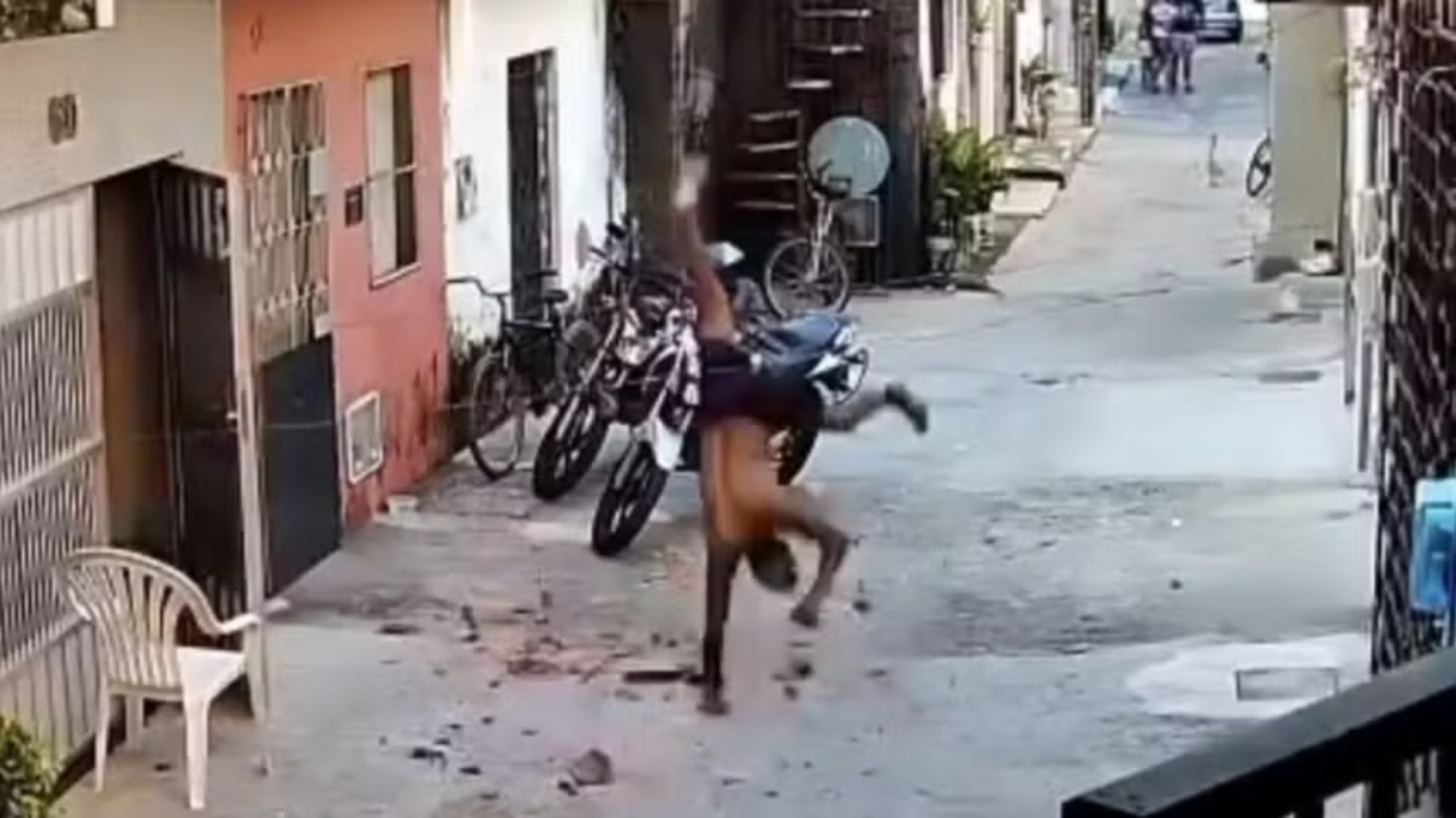 Fugindo da polícia, homem tenta pular do telhado de casa e cai de cabeça