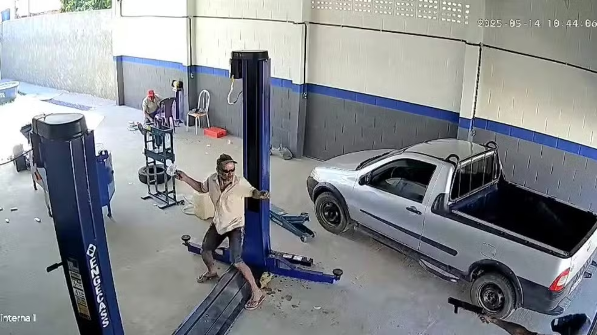 Homem é morto com tiro de espingarda após tentar furtar bateria de carro