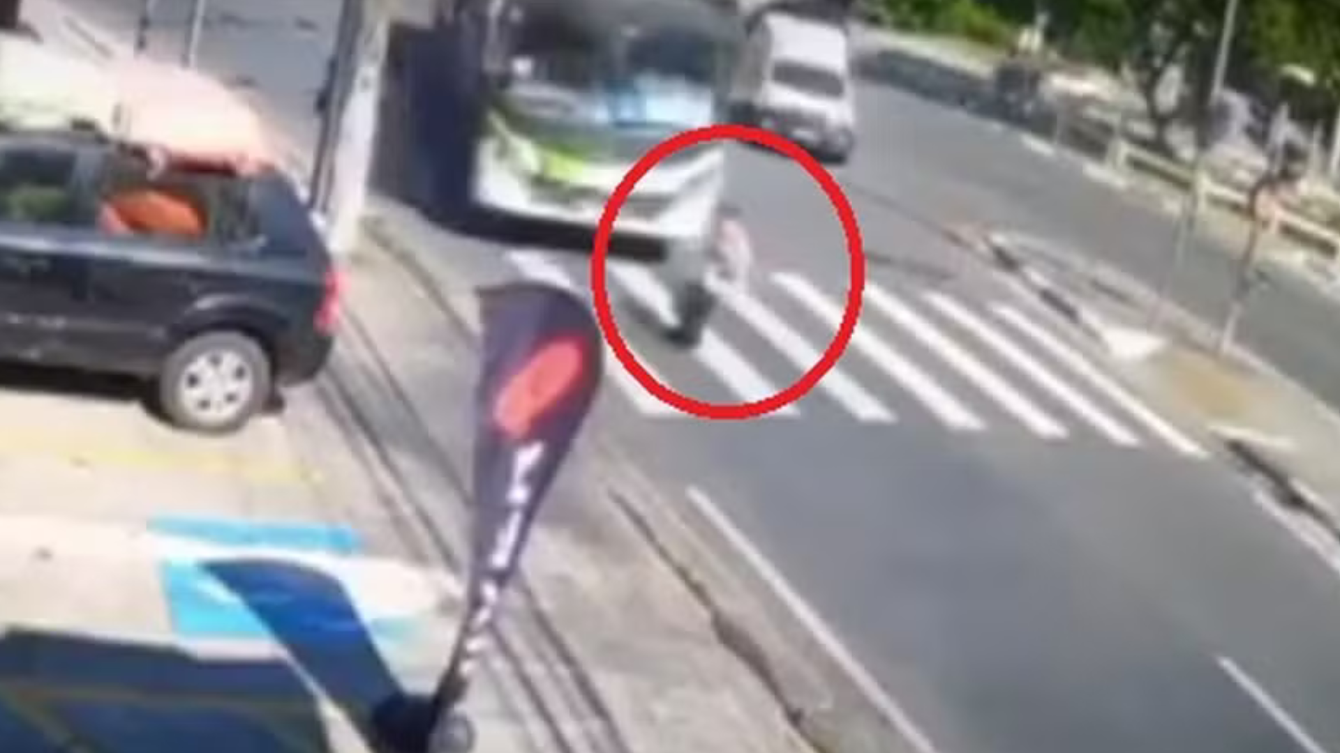 Idosa de 91 anos é atropelada por ônibus em grave acidente, mas sobrevive