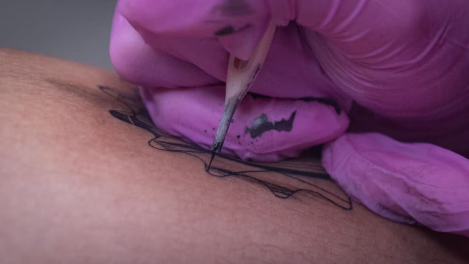 Nova tatuagem pode ‘ler’ mente e detectar sobrecarga mental; entenda