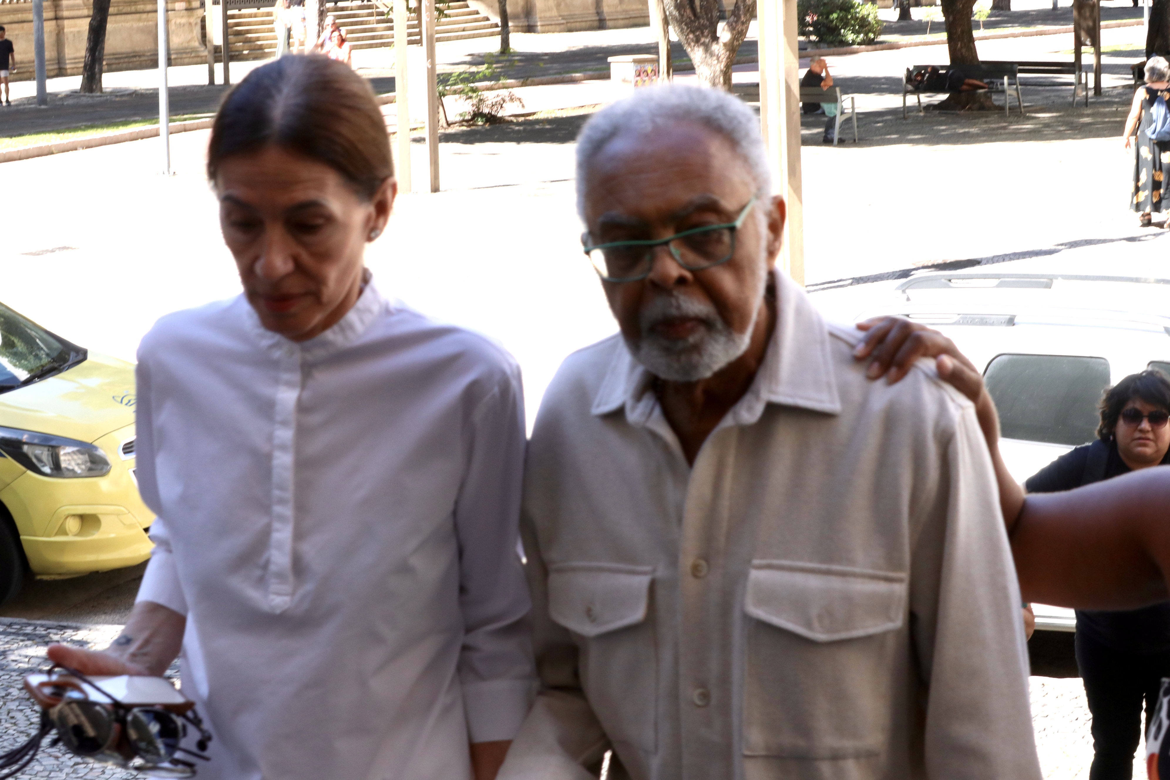 Gilberto Gil dá beijo na testa para se despedir da ex, Nana Caymmi; veja o momento
