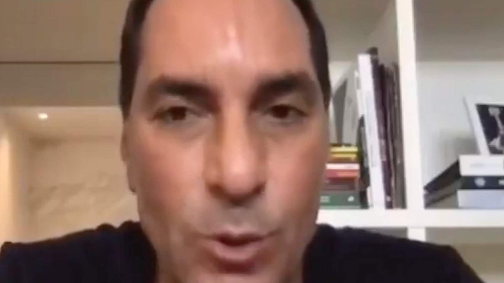 Infiel! Ex-jogador comete gafe e admite traição à esposa durante live: ‘Já traí, verdade’