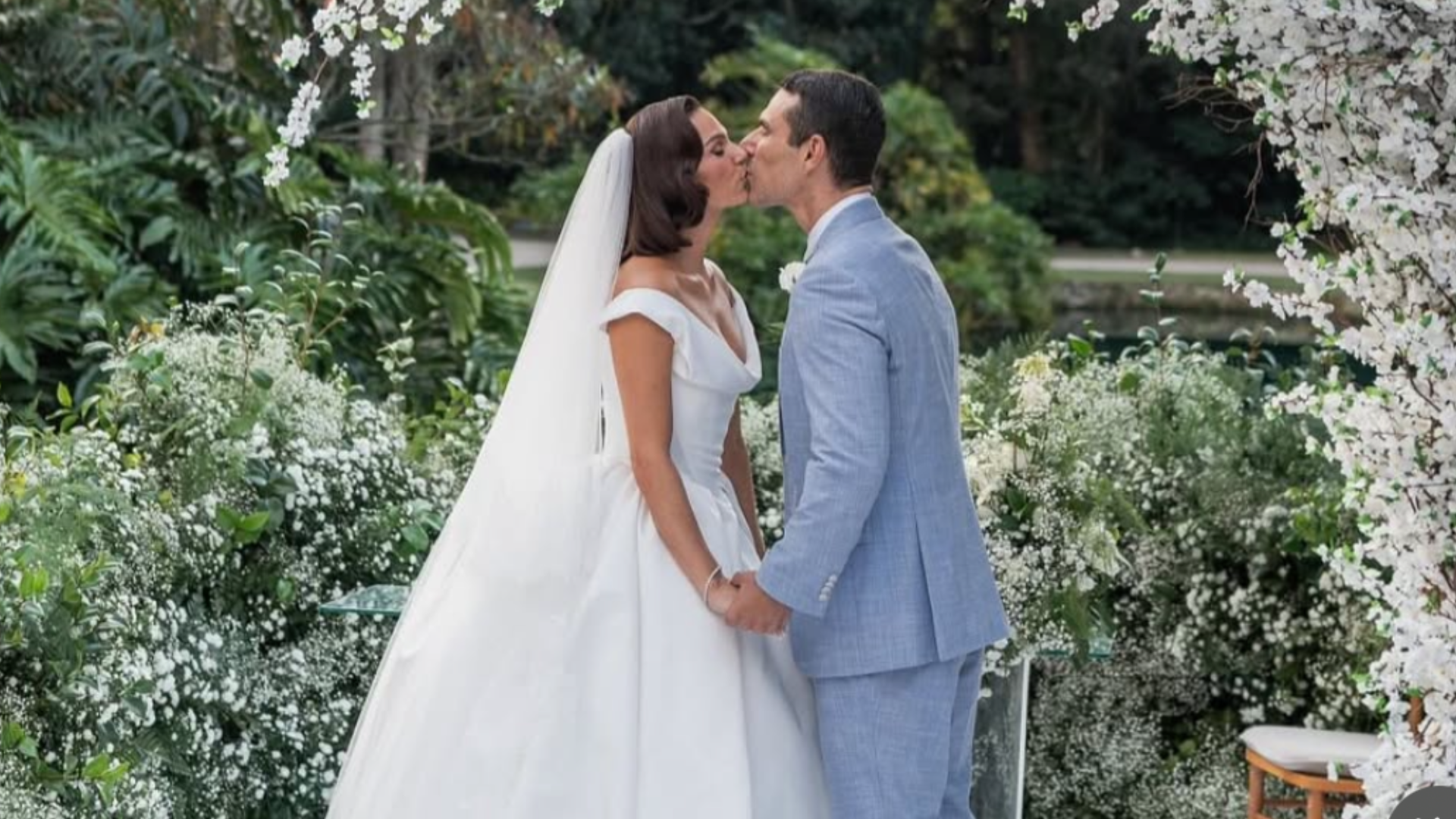 Cunhada de Isis Valverde compartilha fotos do casamento e se declara: ‘Mágico’
