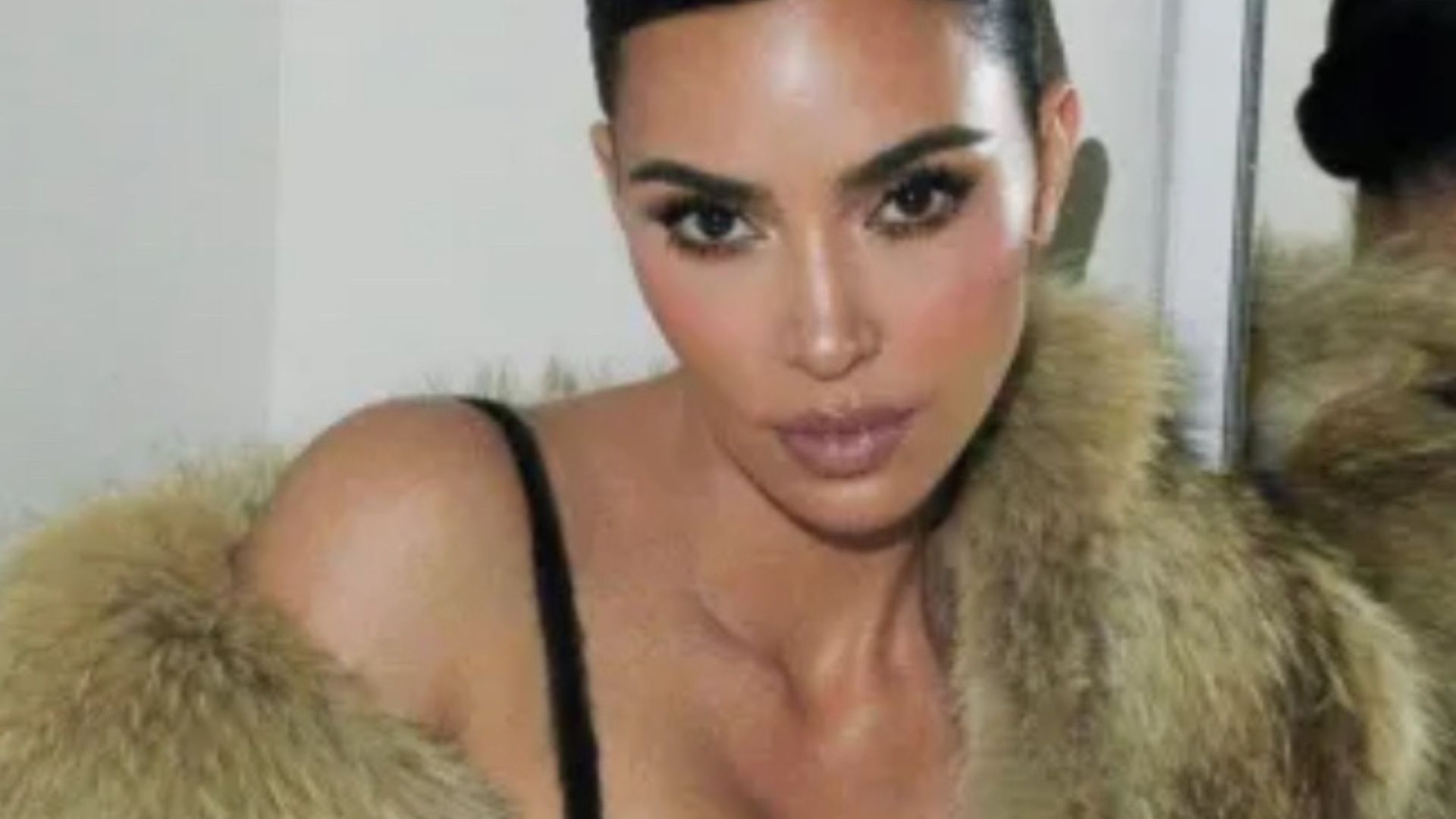 Kim Kardashian polemiza com sutiã extravagante: ‘Isso é muito constrangedor’
