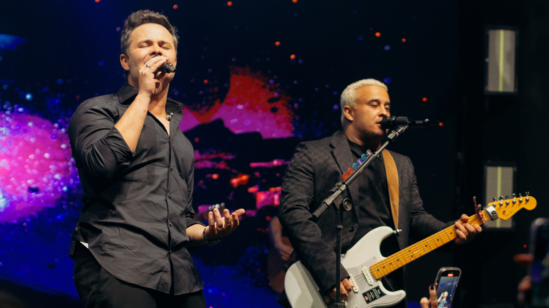 Celebrando 15 anos de carreira, Matheus e Kauan lançam álbum e livro em noite especial