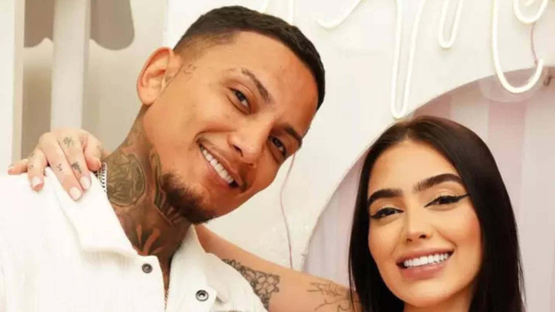 MC Mirella beija influenciador no ‘Rancho do Maia’ e seu marido Dynho se pronuncia: ‘Calma’