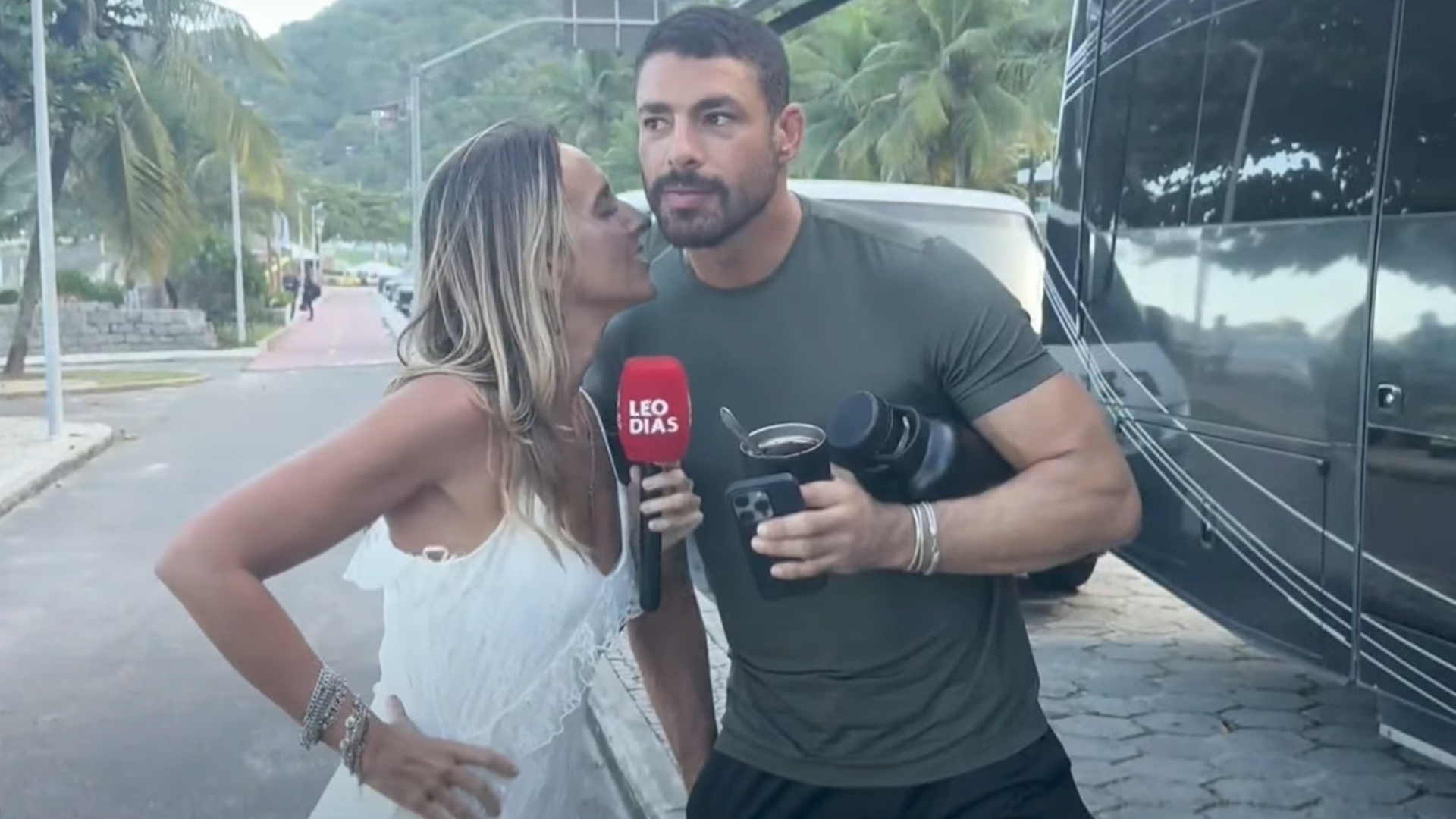 Cauã Reymond coloca repórter para cheirar o seu pescoço após polêmica sobre fedor em Vale Tudo