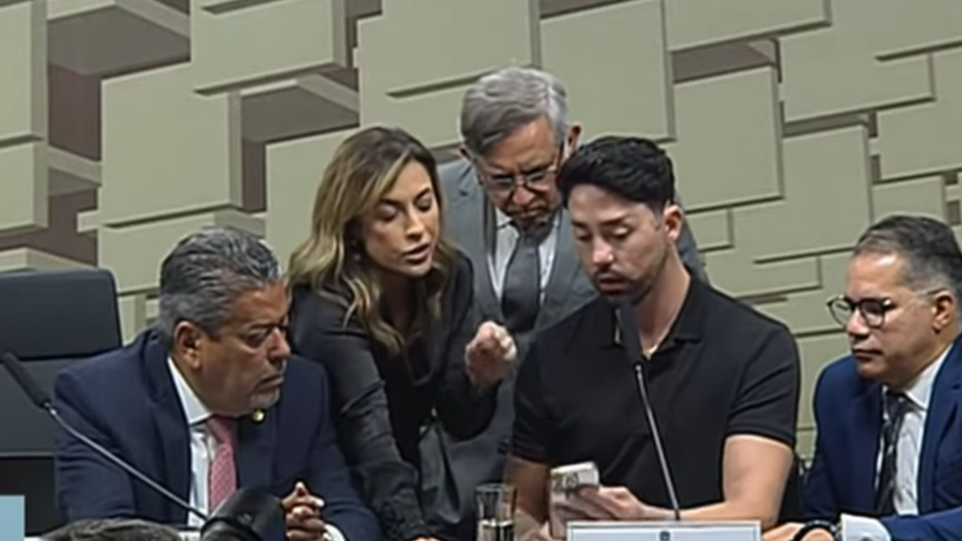 Na CPI, Rico Melquiades ganha no jogo ao vivo: ‘Tigrinho soltou a carta’