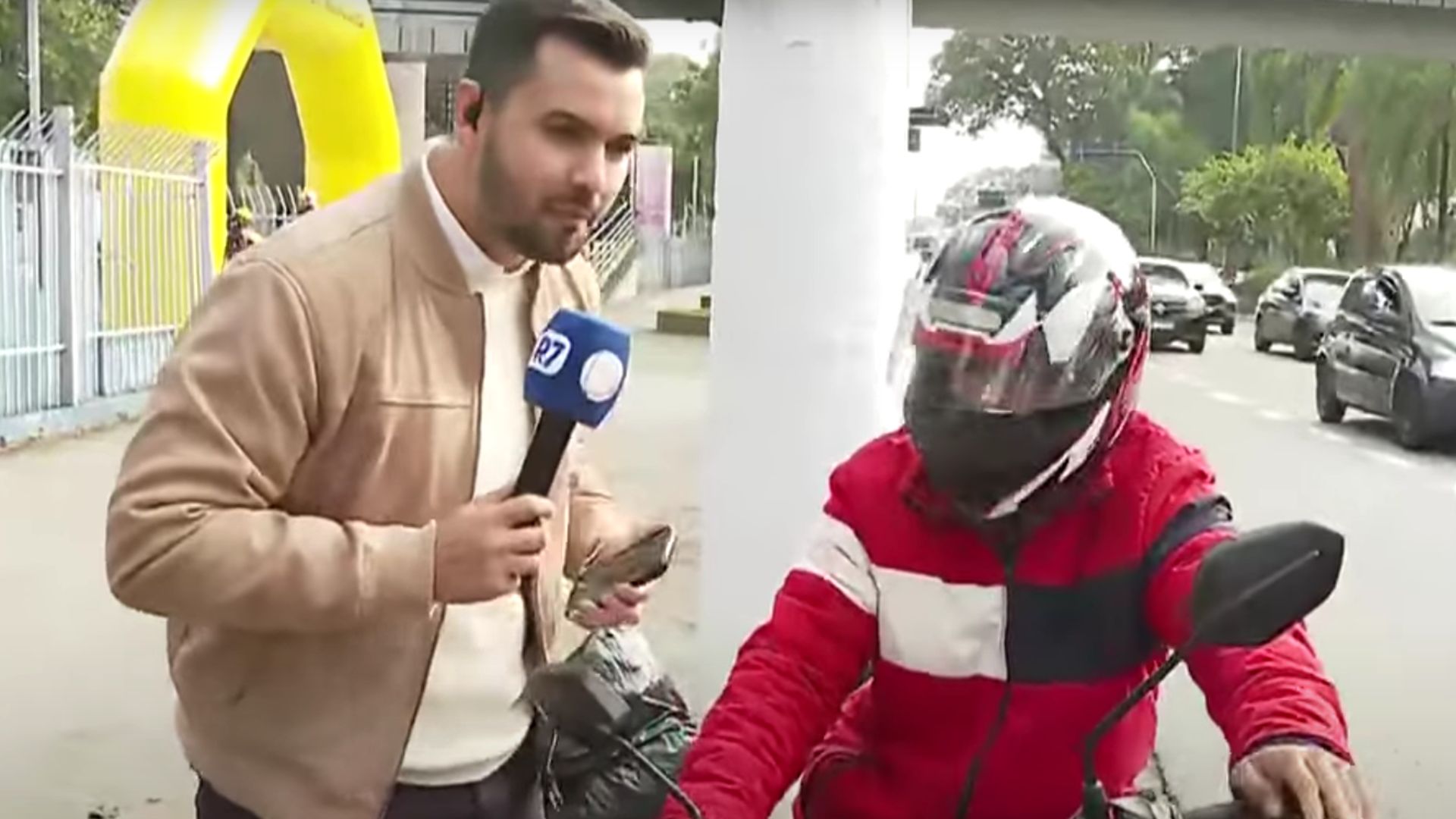 Repórter da Record testa mototáxi ao vivo e surpreende motorista; assista