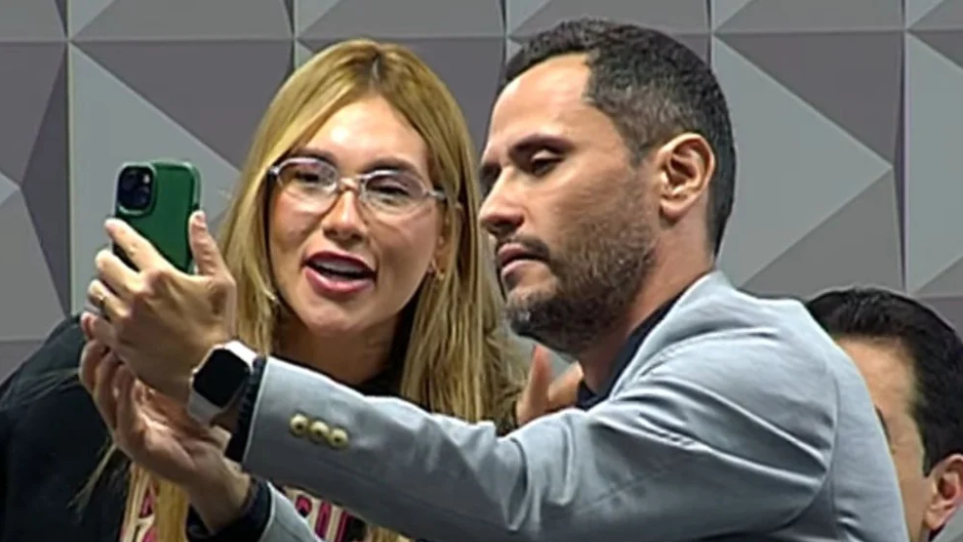 Senador interrompe CPI para gravar vídeo com Virginia Fonseca: ‘Pré-treino maravilhoso’