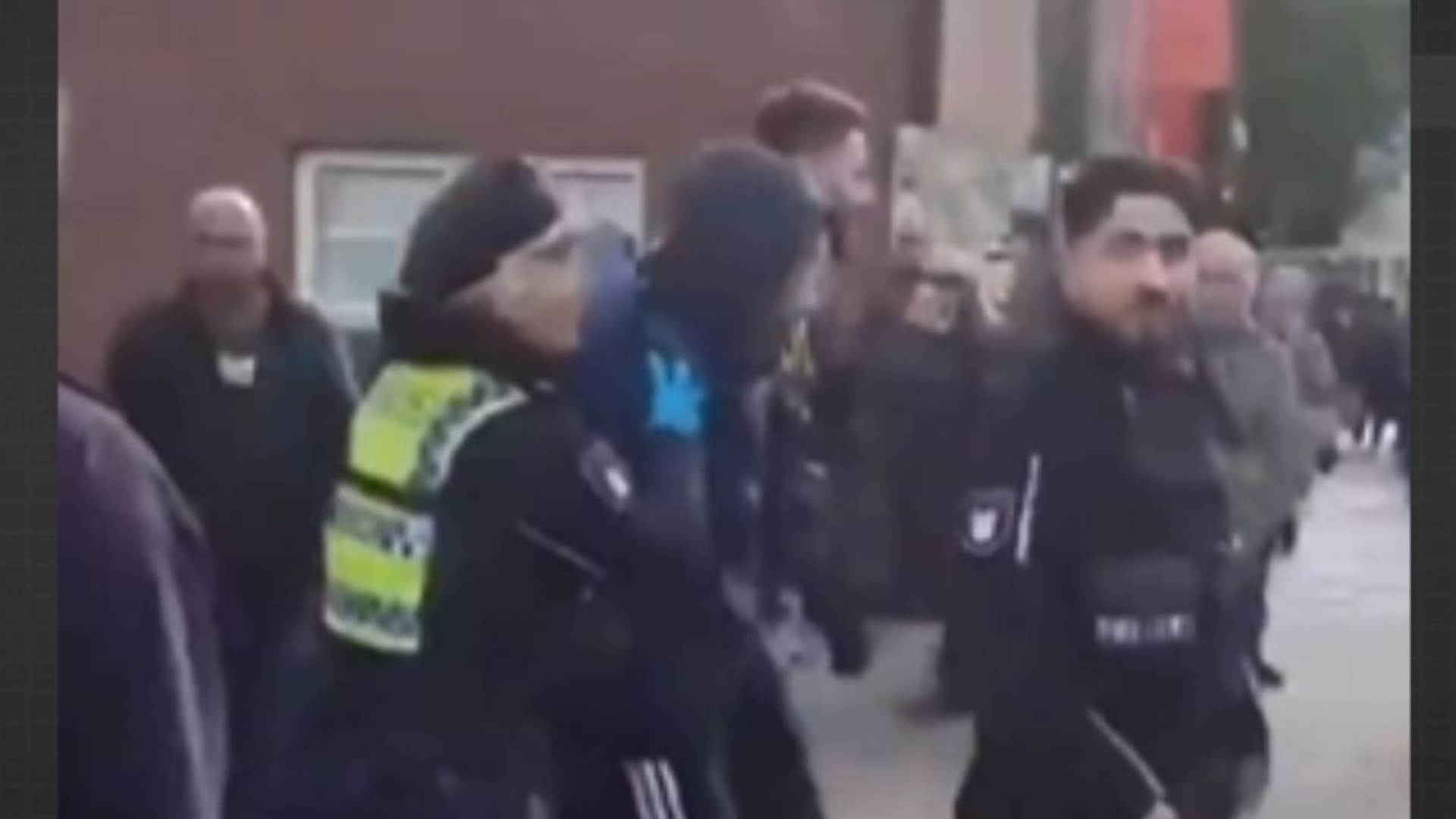 Vídeo! Homem esfaqueia 12 passageiros em estação de trem