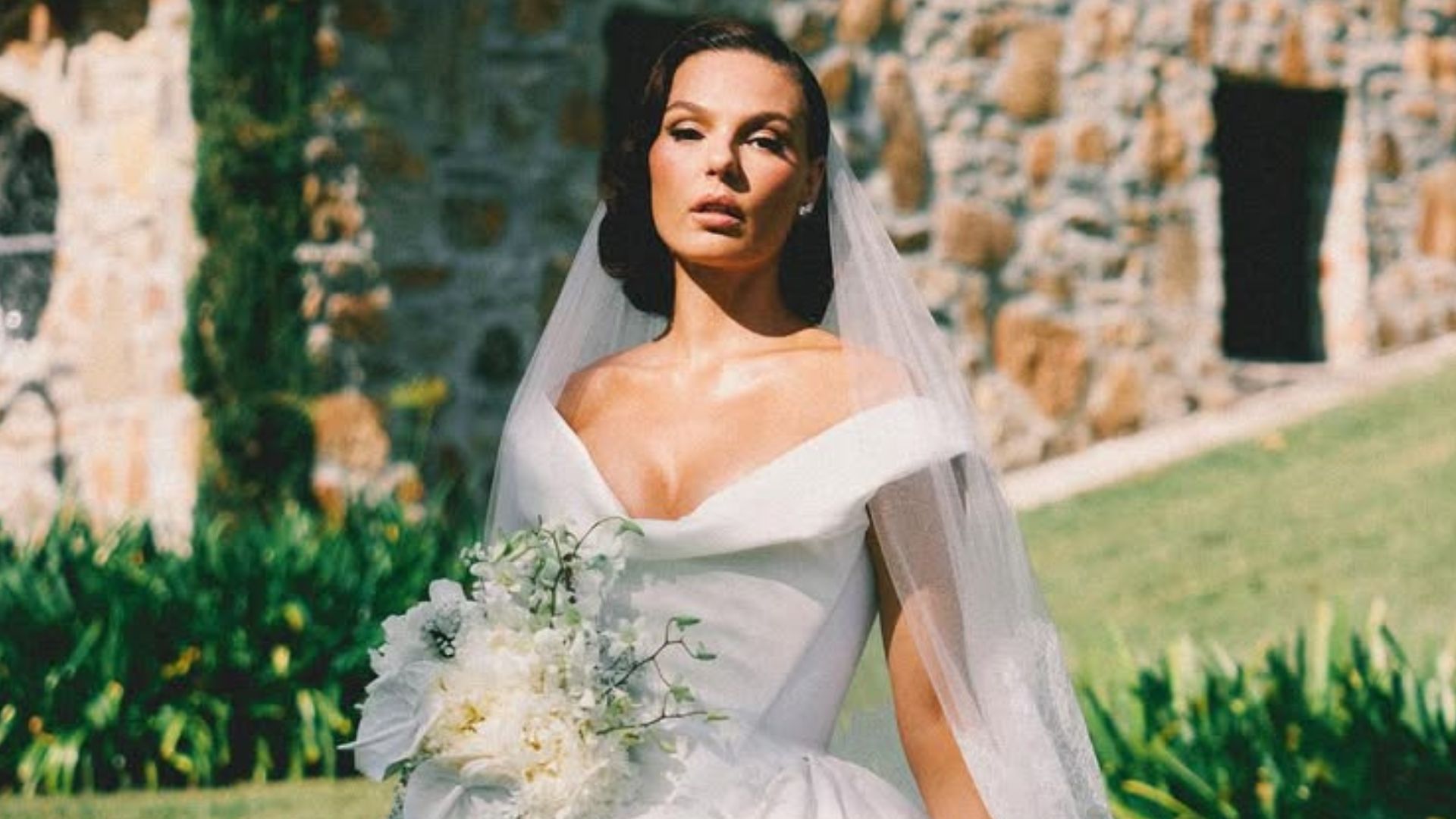 Vestido de noiva de Isis Valverde é destaque em casamento com Marcus Buaiz; veja