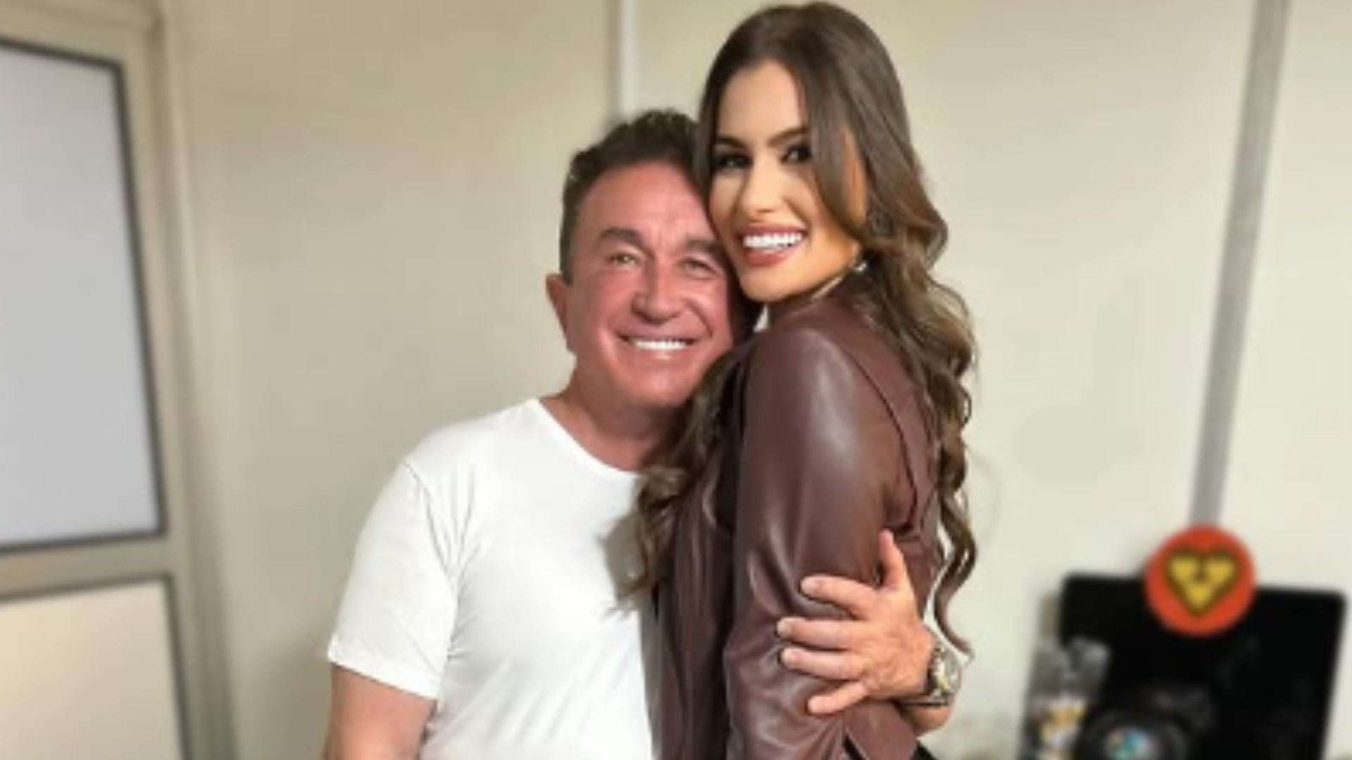 Amado Batista rasga o verbo e defende relação com jovem 51 anos mais nova: ‘A menina’