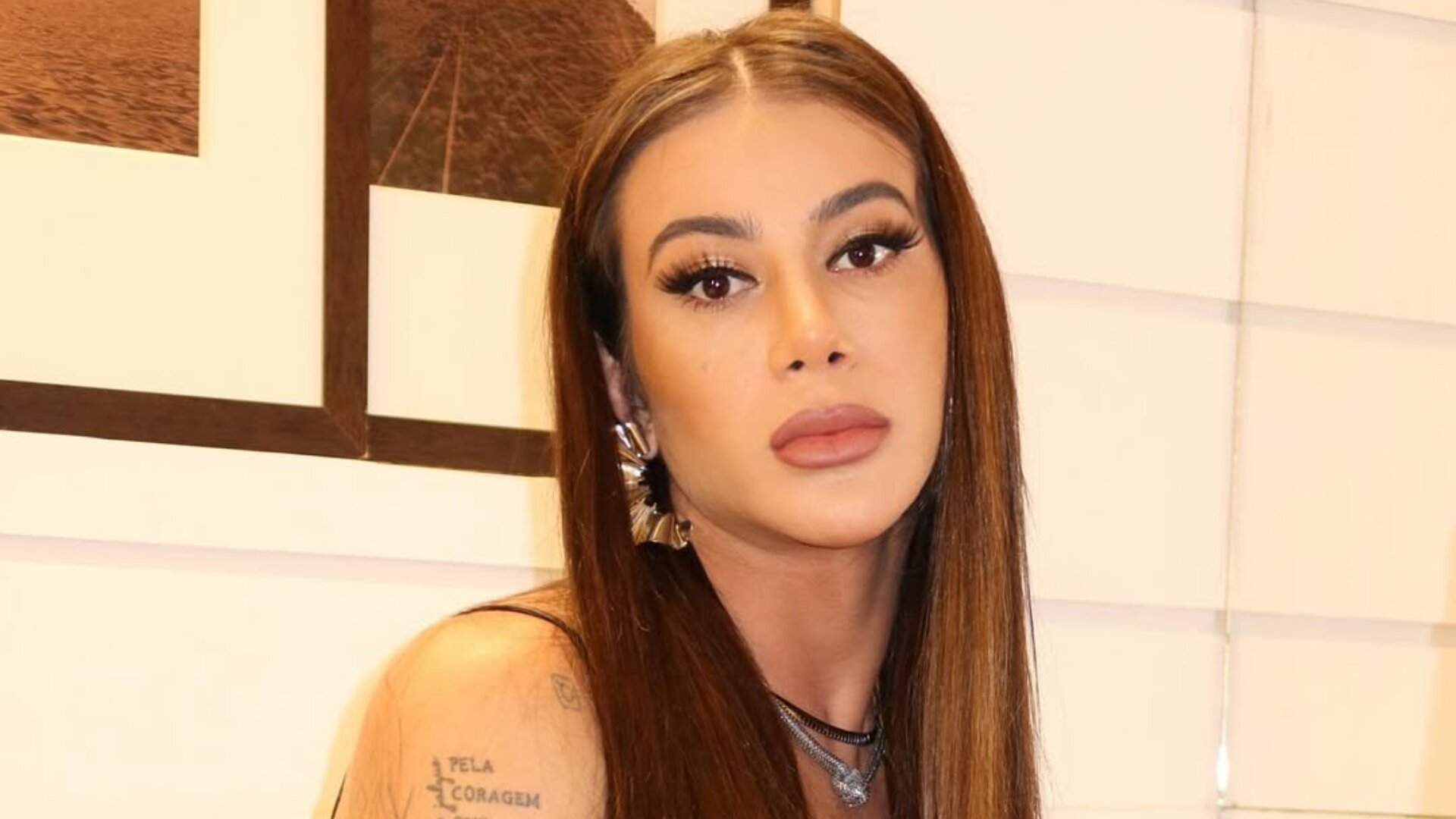 Apoline celebra cirurgia de redesignação sexual e surpreende a web; veja