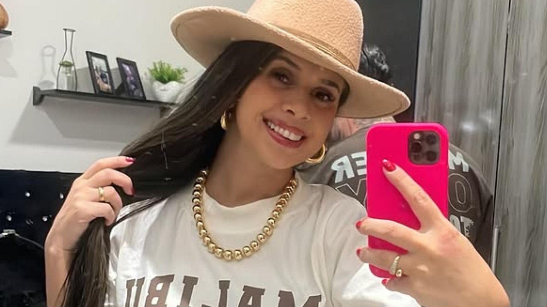 VÍDEO: Cantora sertaneja é agredida e tem cabelo cortado por criminosos