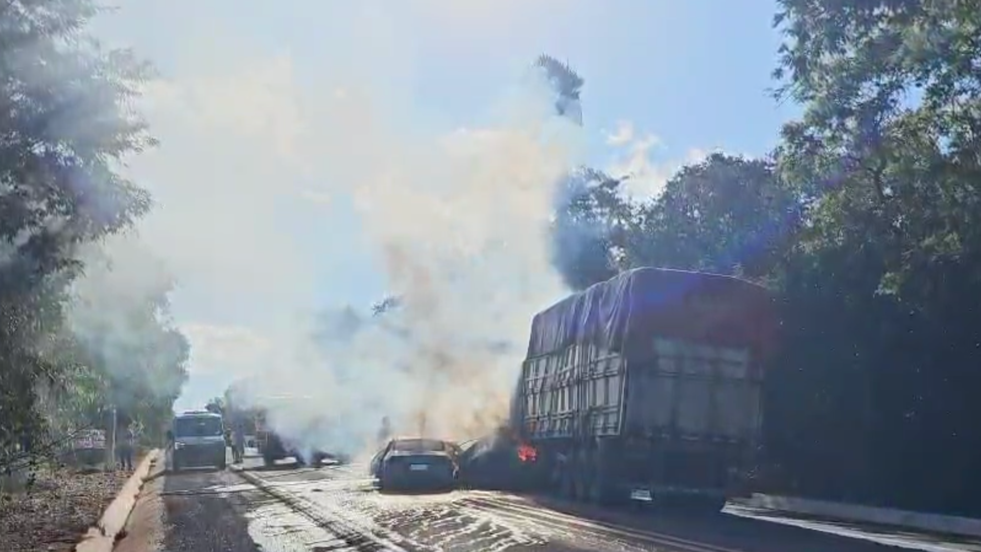 Duas pessoas morrem carbonizadas na colisão entre carreta e dois carros na BR-262