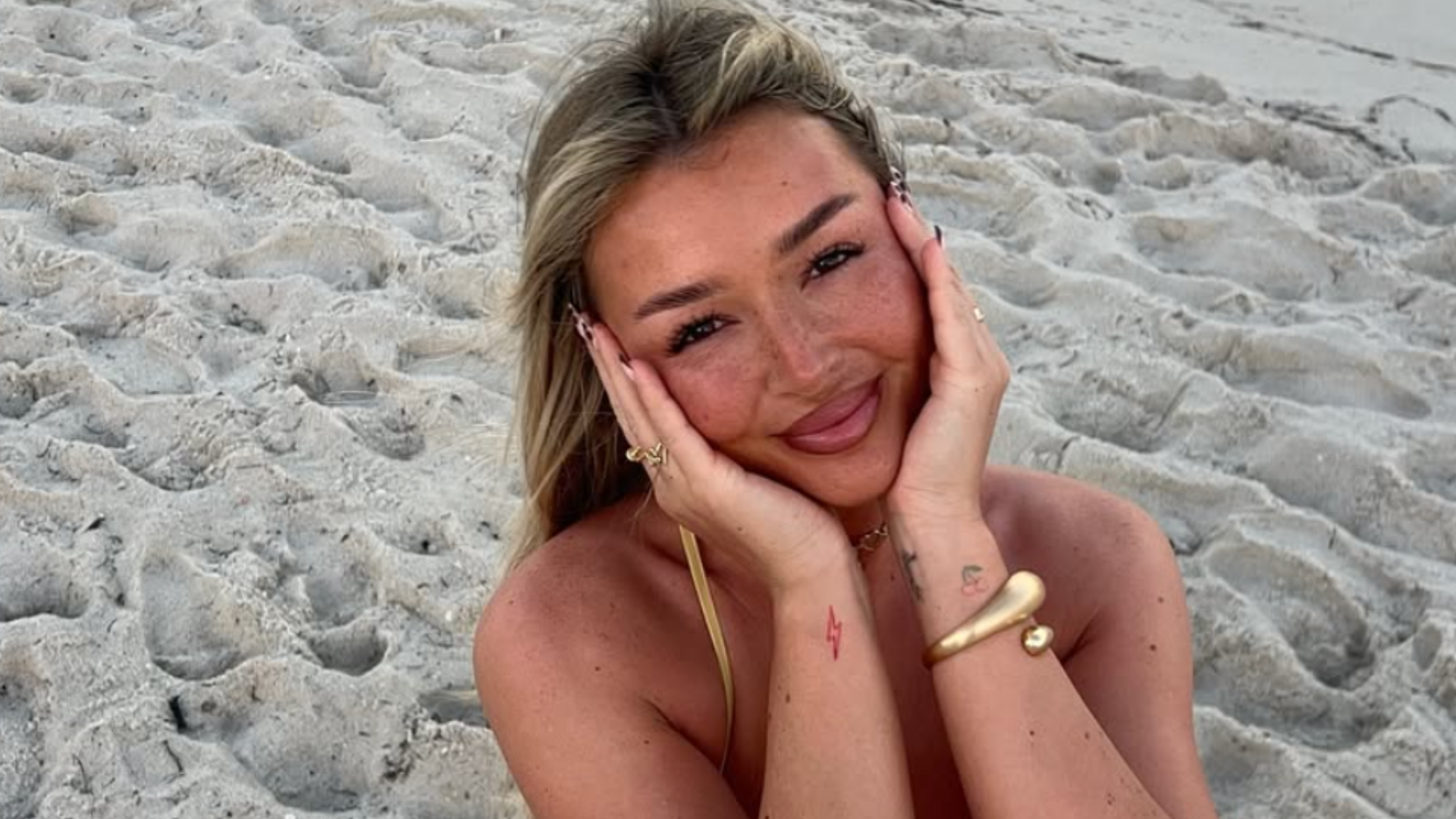 Influenciadora de 26 anos é brutalmente atacada enquanto fazia selfie: ‘Mais força’