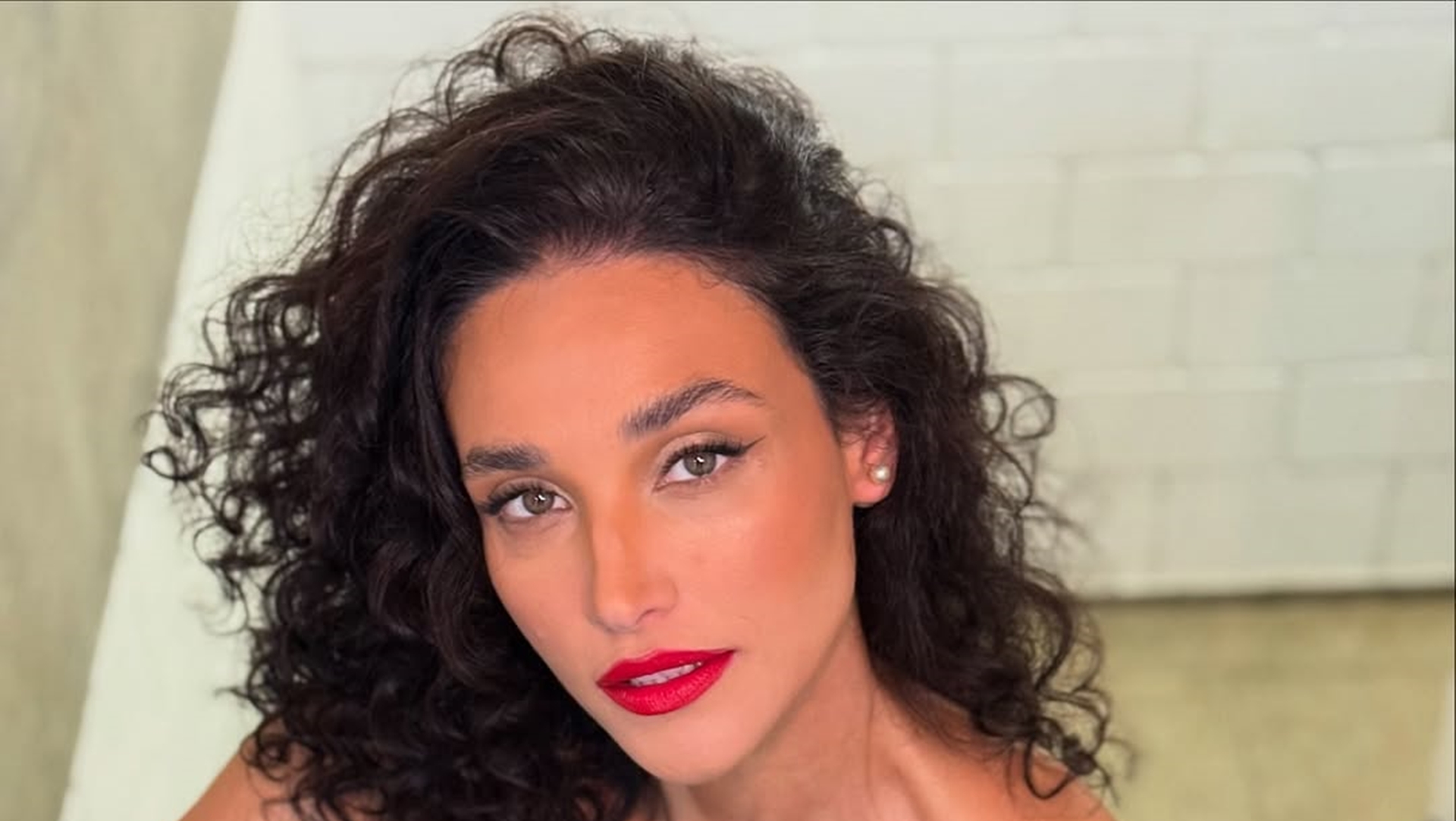 Antes de se assumir bissexual, Débora Nascimento viu ex-marido famoso revelar que curte ‘fio-terra’