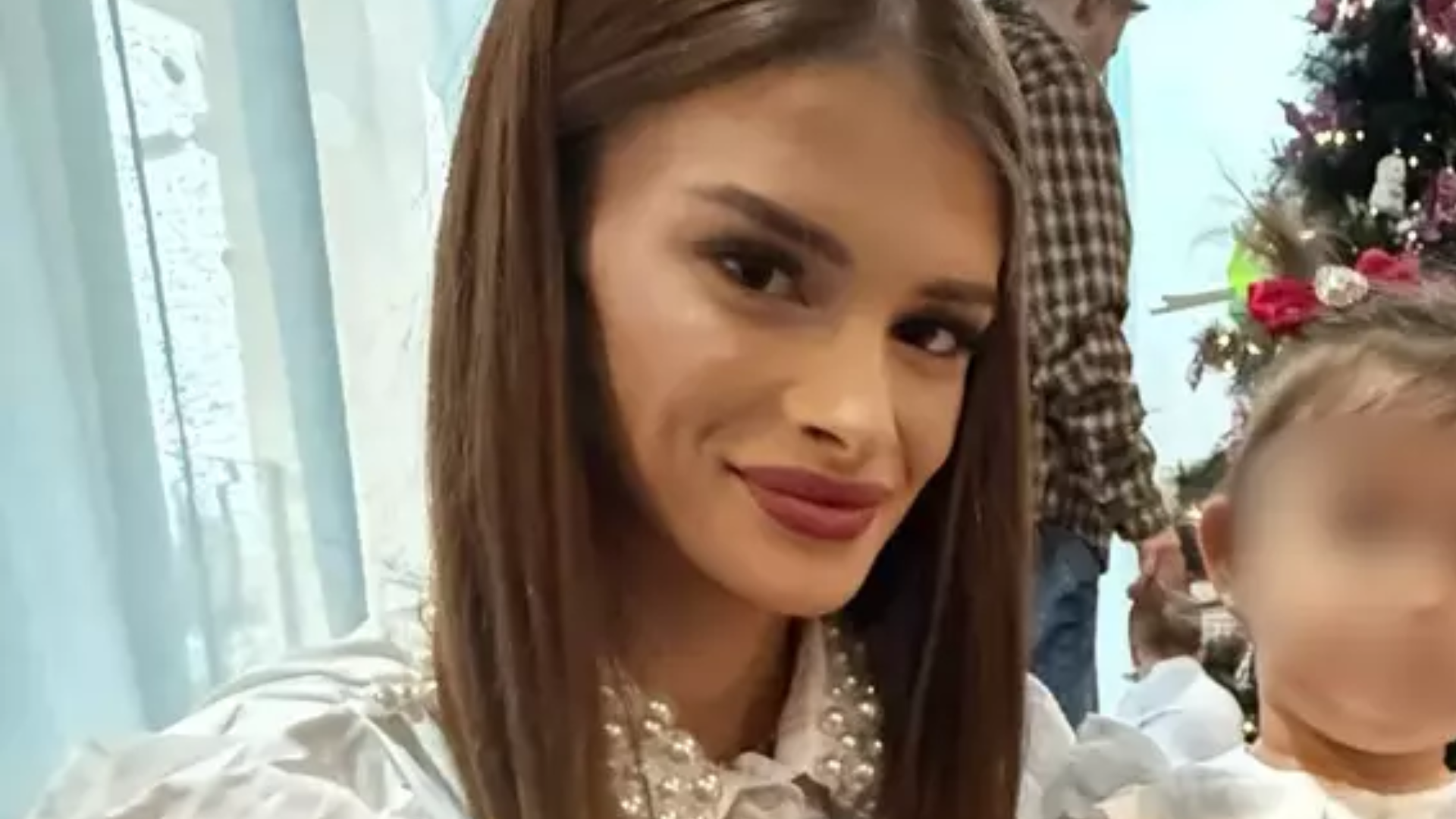 Grávida e com a filha no colo, estrela de reality show é morta a tiros pelo ex-namorado