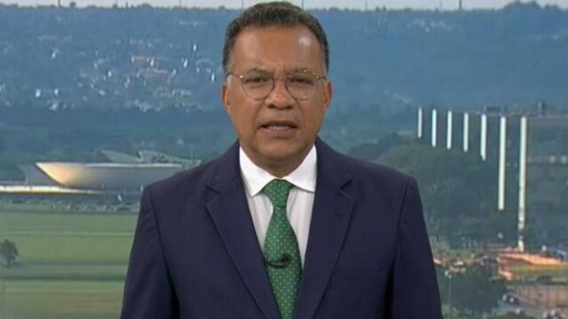 Discreto! Heraldo Pereira surge aos beijos com esposa em aparição rara