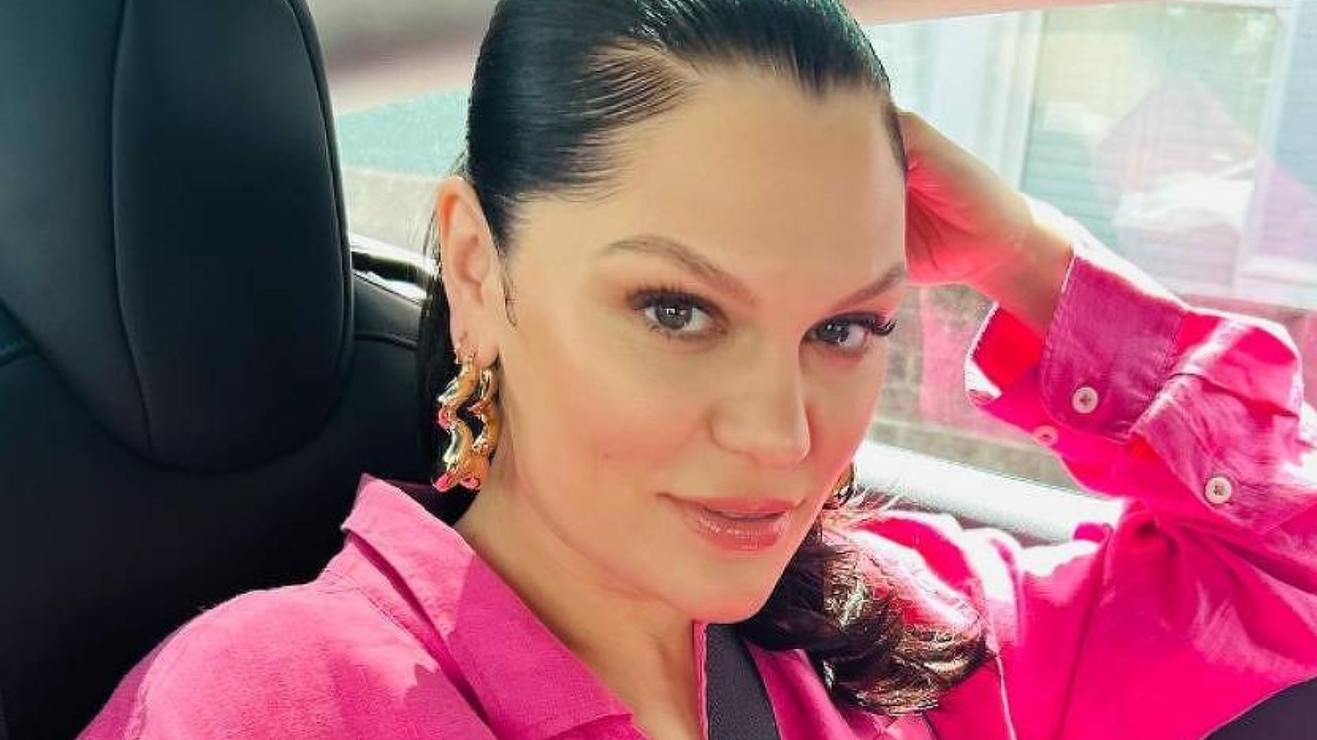 Famosa cantora revela que está com câncer de mama e comove fãs