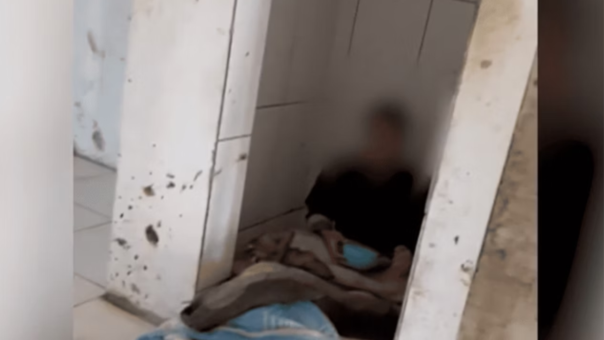 Jovem autista de 19 anos é mantido em cárcere e torturado pelos próprios pais