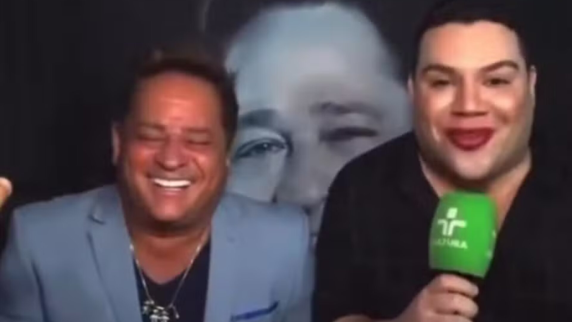 Leonardo se surpreende e tem crise de riso em entrevista; saiba o motivo