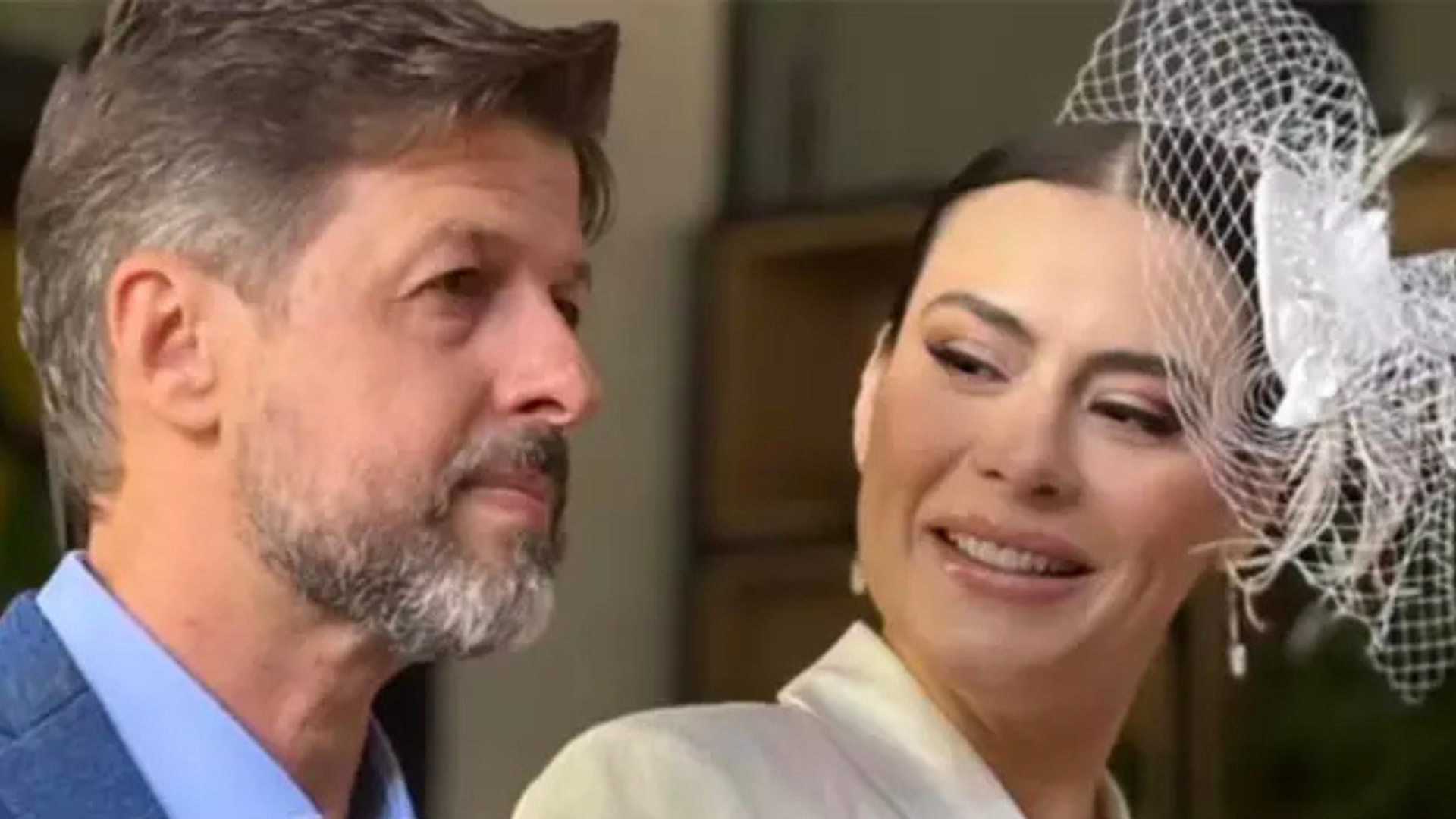 Michelle Loreto se casa com diretor da Globo e ‘vestido de noiva’ rouba a cena; confira