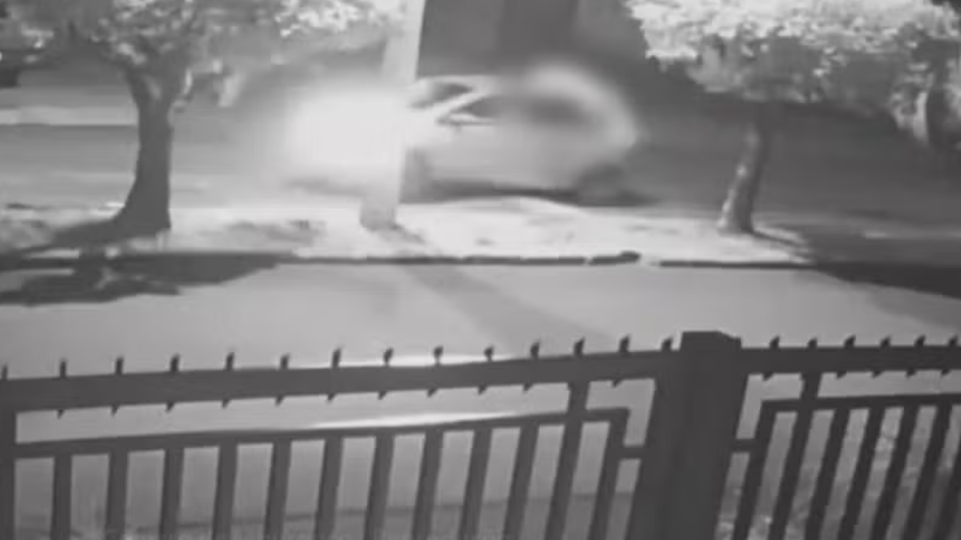 Vídeo: Motorista passa três vezes na mesma rua com corpo de mulher sobre o carro após atropelamento