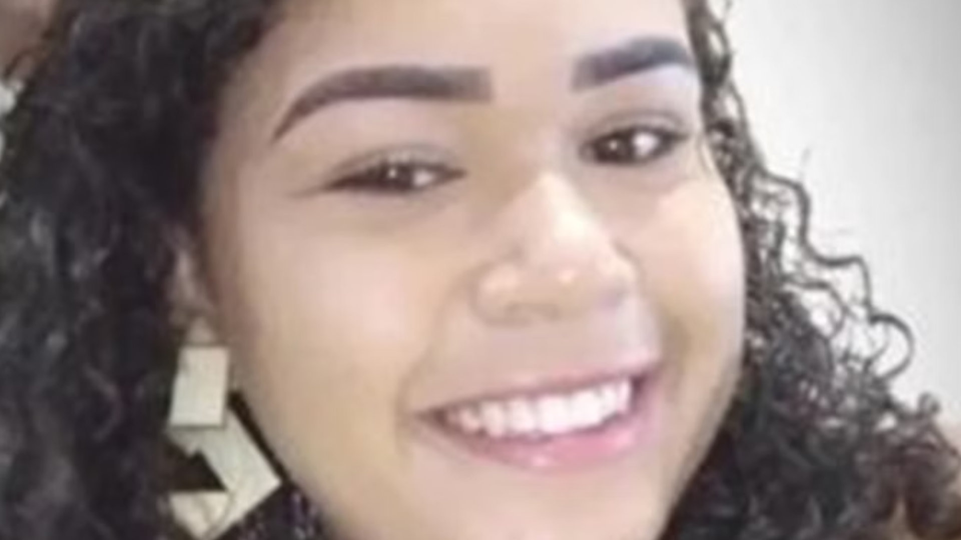 Mulher de 22 anos é encontrada morta e esquartejada com bilhete dentro da boca
