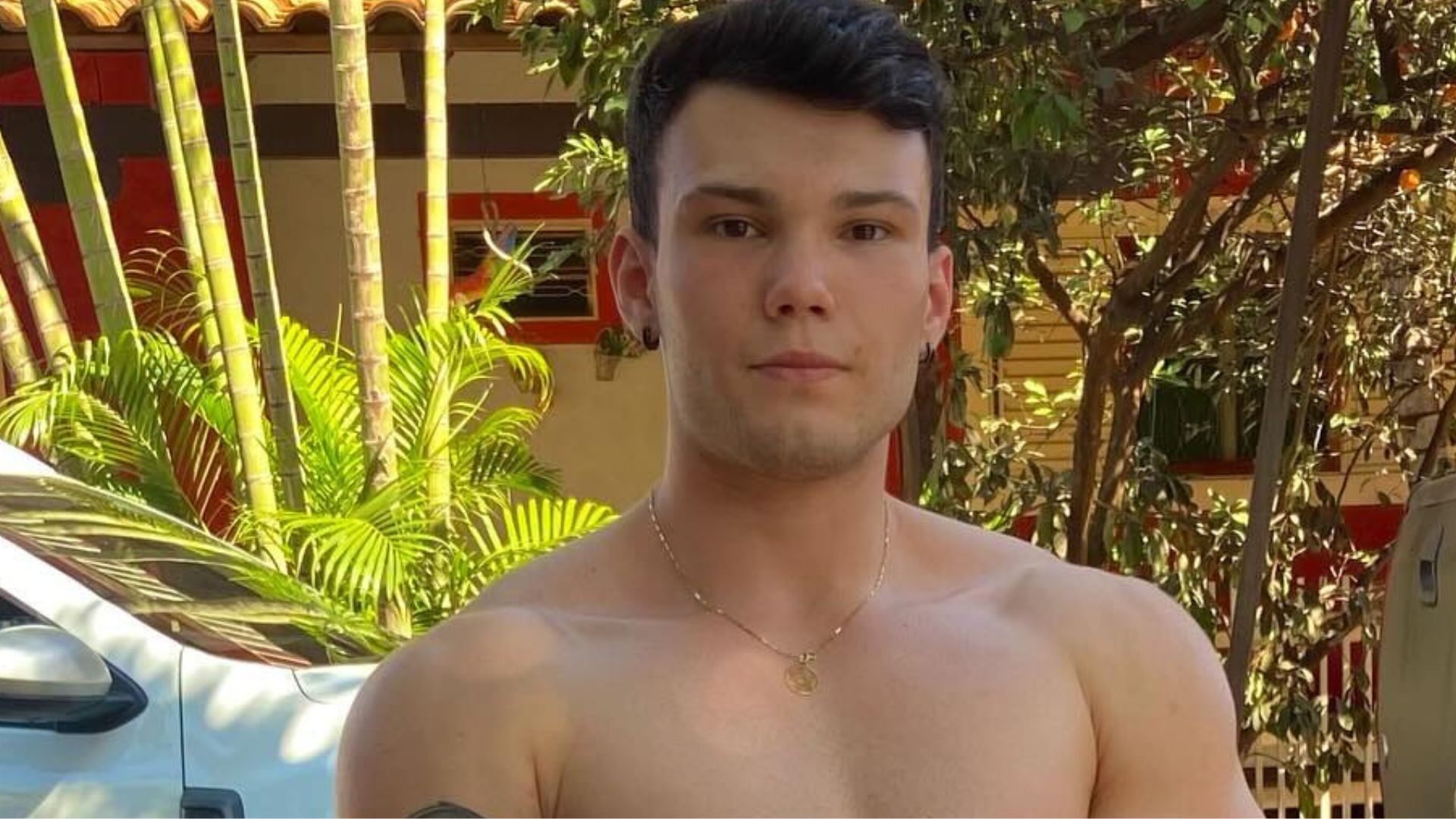 Caçula de famoso ator estampará capa de revista gay