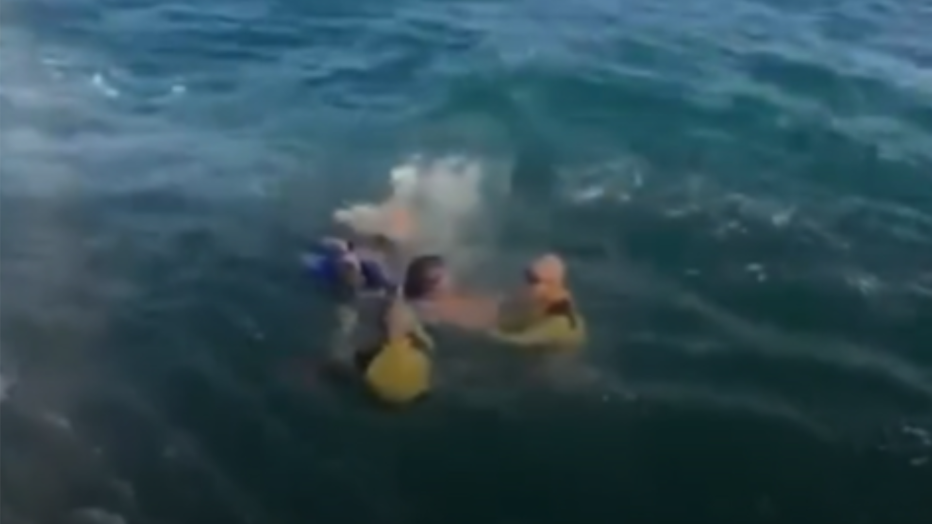 Pânico! Ventania arrasta 73 para o mar e grupo fica preso à deriva