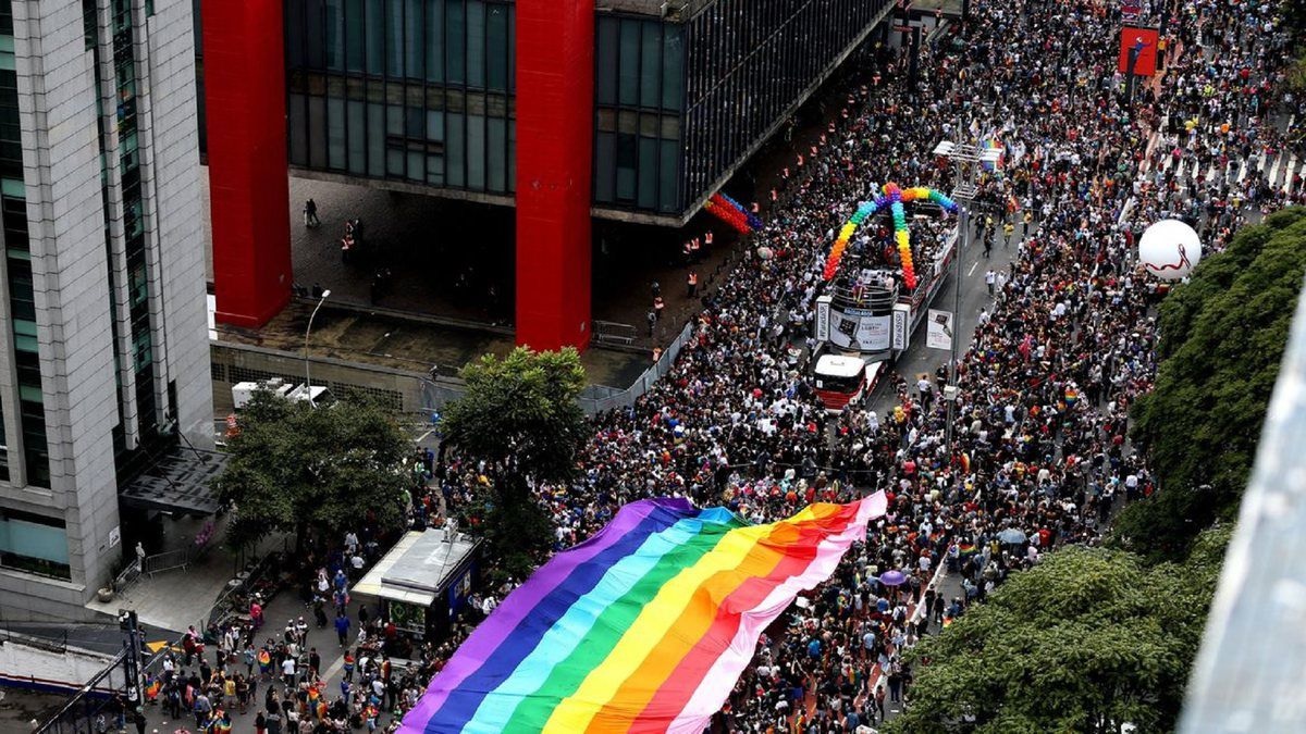 Três atores globais foram vistos na Parada LGBT; veja os flagras